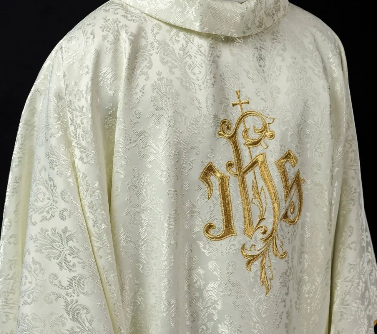 Casulla ecru con motivo bordado IHS en tela decorativa