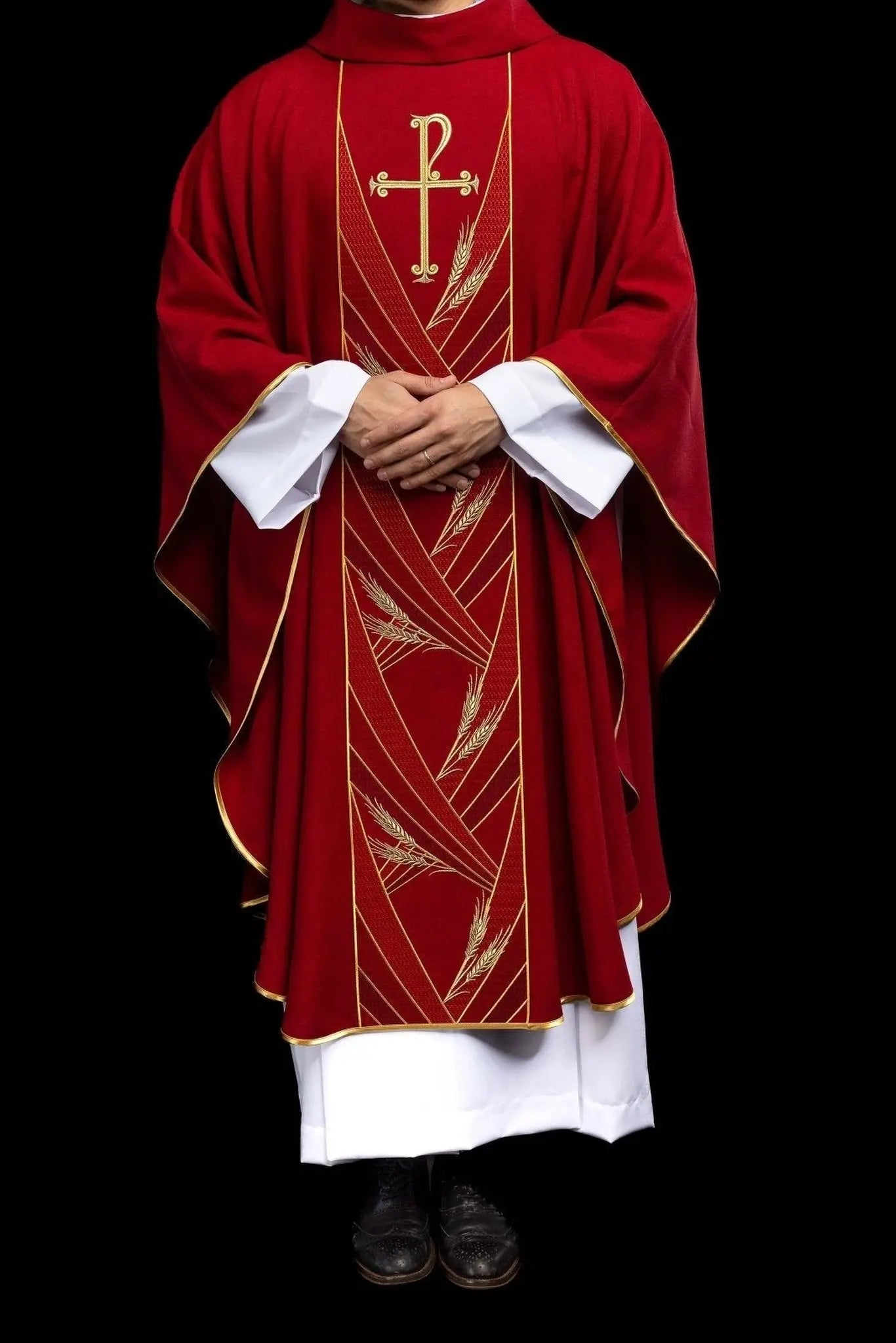 Casulla roja con banda PAX bordada