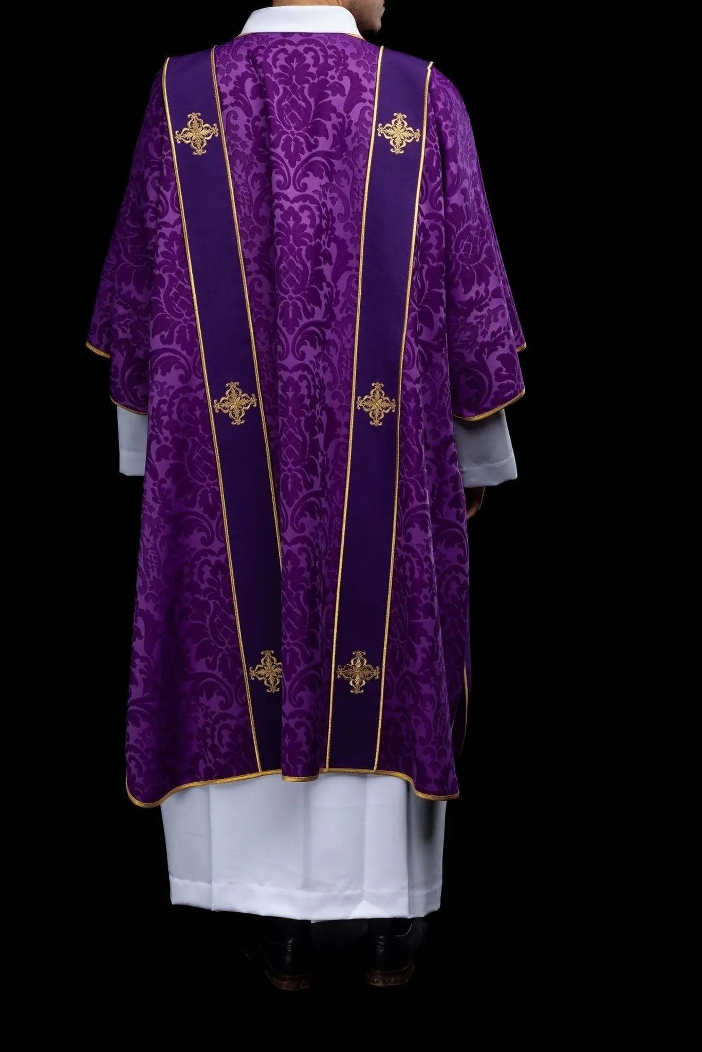 Dalmatica de jacquard púrpura con bordado de Cruz dorada