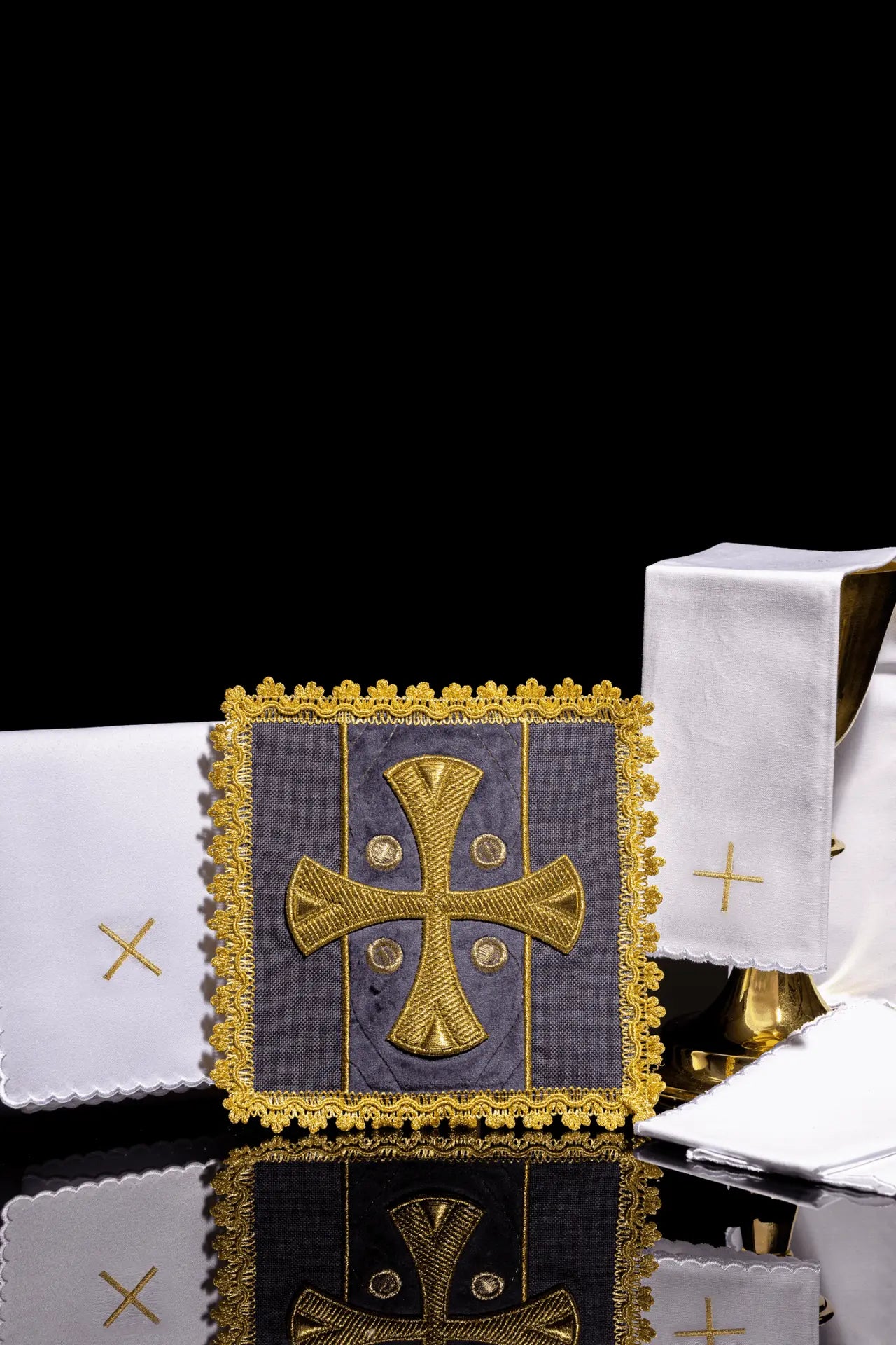 Conjunto de lino para cáliz púrpura bordado en terciopelo