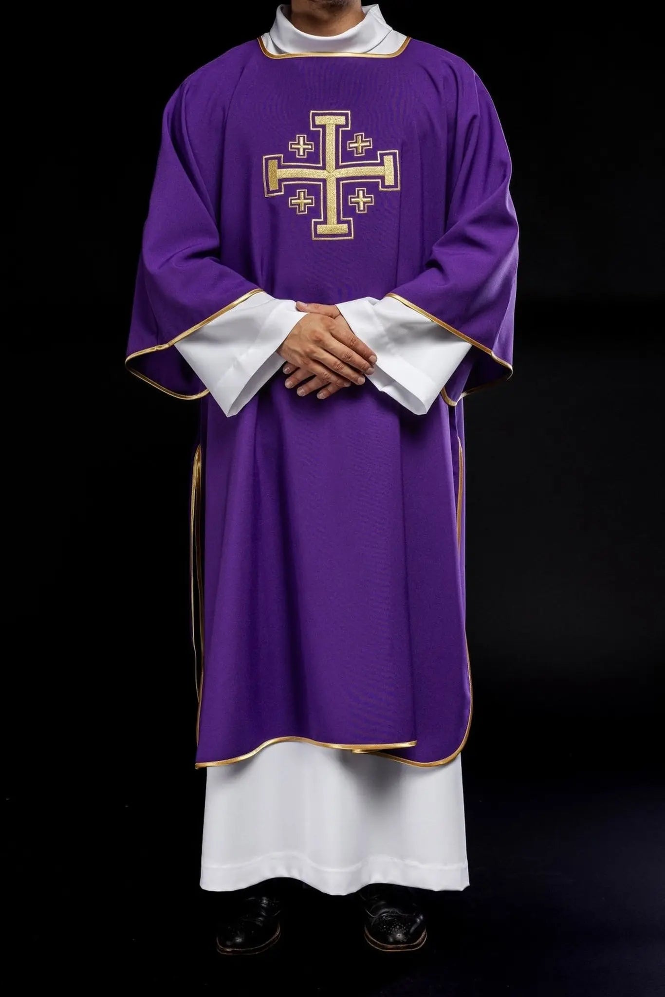 Dalmatica púrpura con cruces doradas bordadas