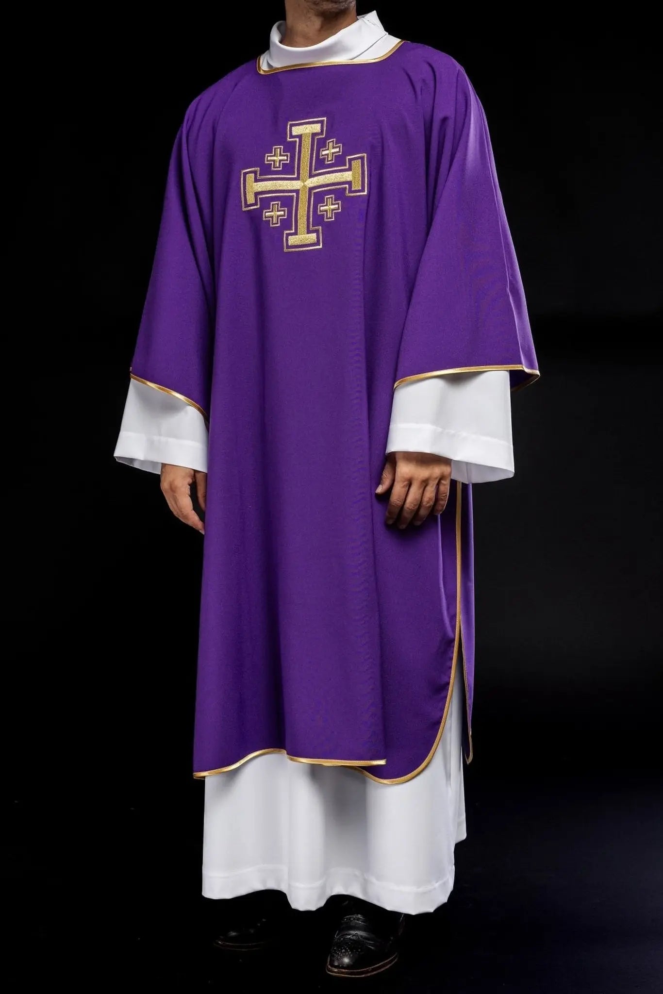 Dalmatica púrpura con cruces doradas bordadas
