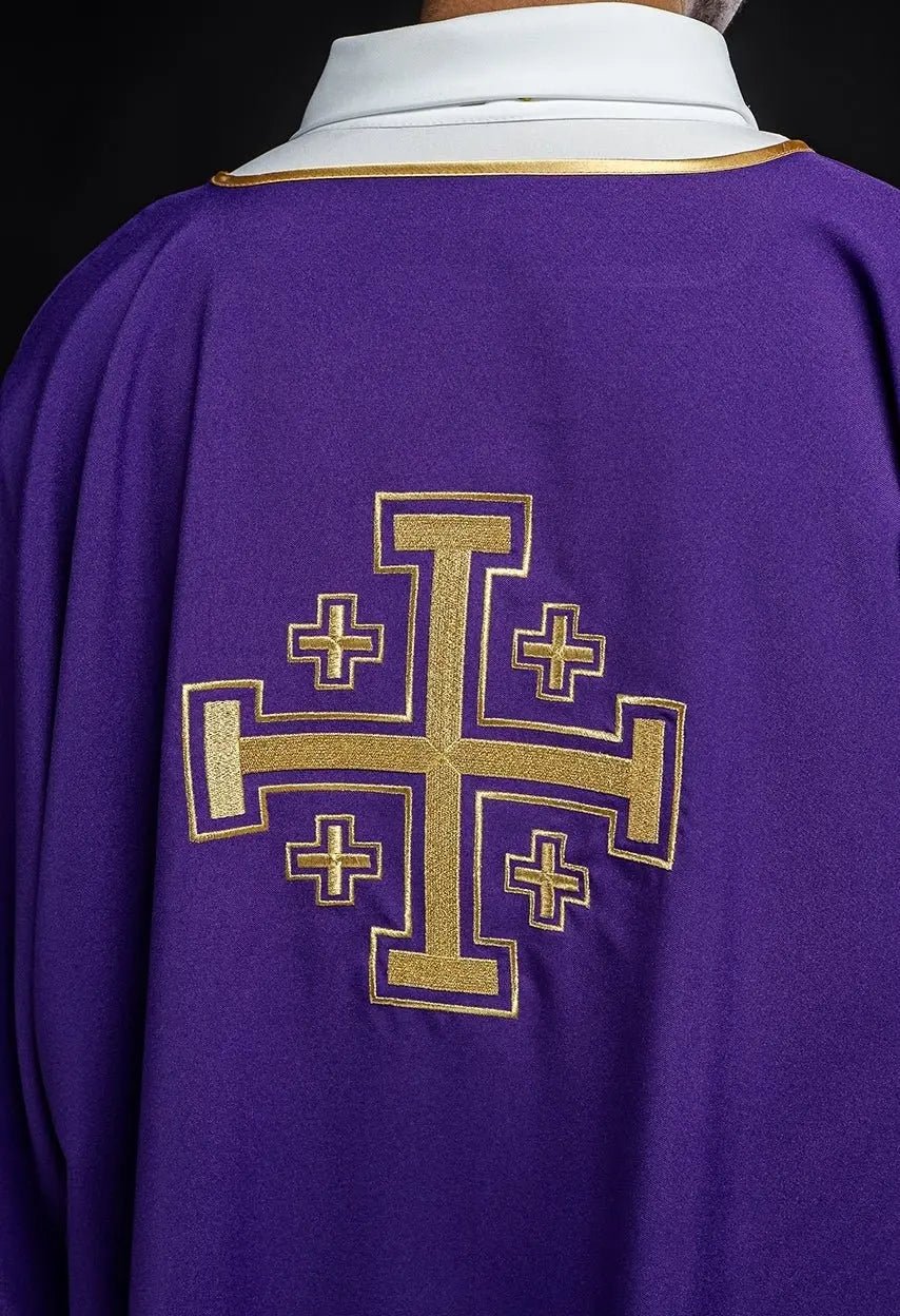 Dalmatica púrpura con cruces doradas bordadas