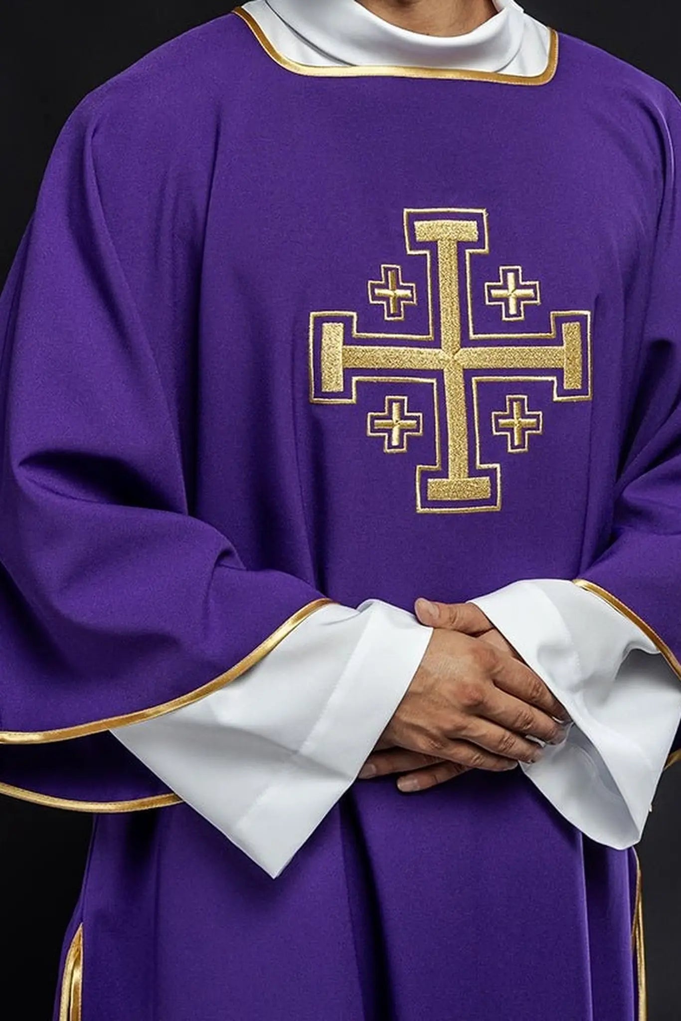 Dalmatica púrpura con cruces doradas bordadas