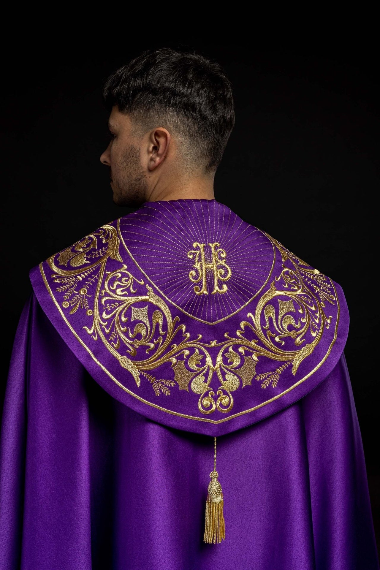 Fioletowa kapa liturgiczna z złotym monogramem IHS