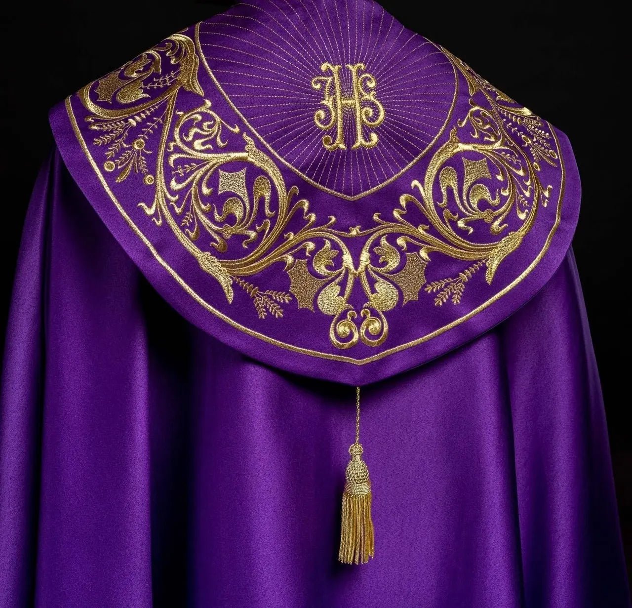 Capilla litúrgica púrpura con monograma dorado IHS
