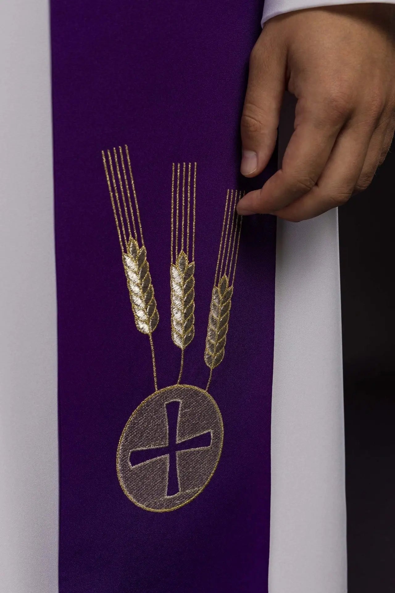 Estola de sacerdote púrpura bordada Cáliz, Espinas y Uvas