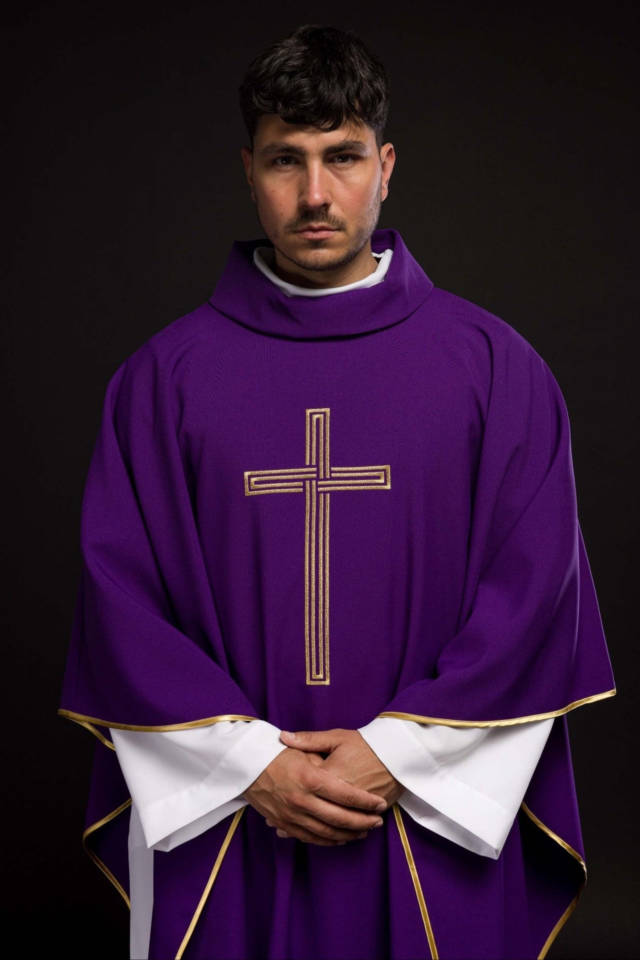 Fioletowy ornat haftowany z Krzyżem