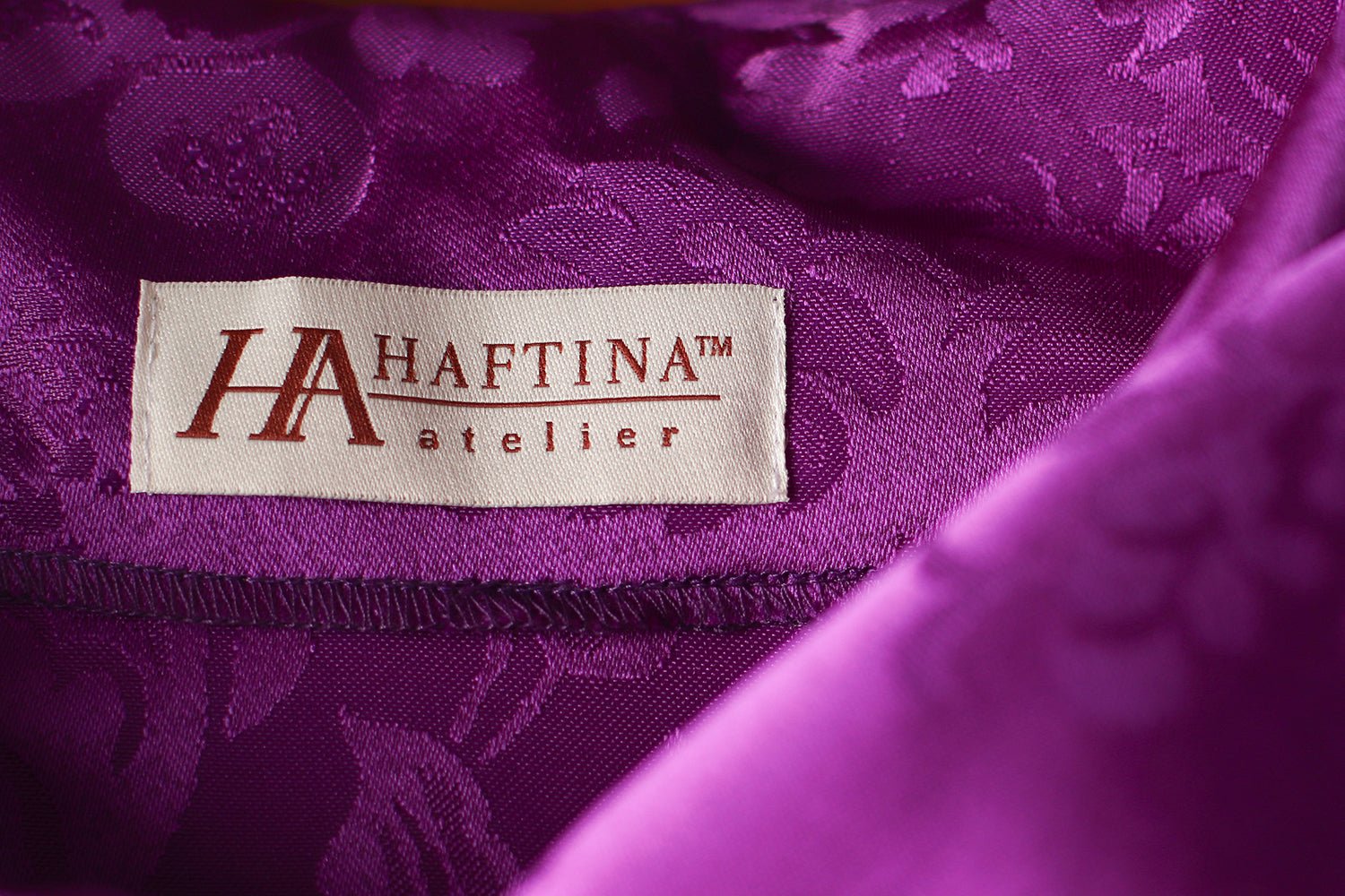 Fioletowy ornat liturgiczny zdobiony haftowanym pasem