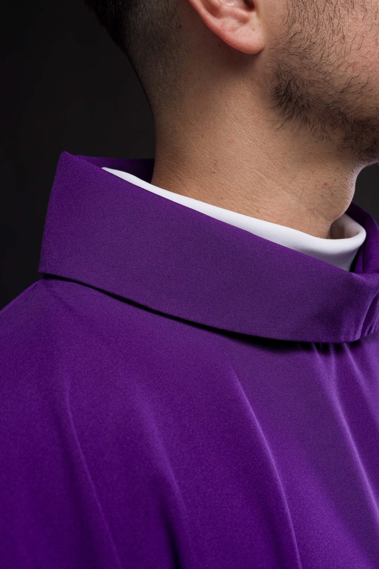 Fioletowy ornat z haftem Alfa Omega