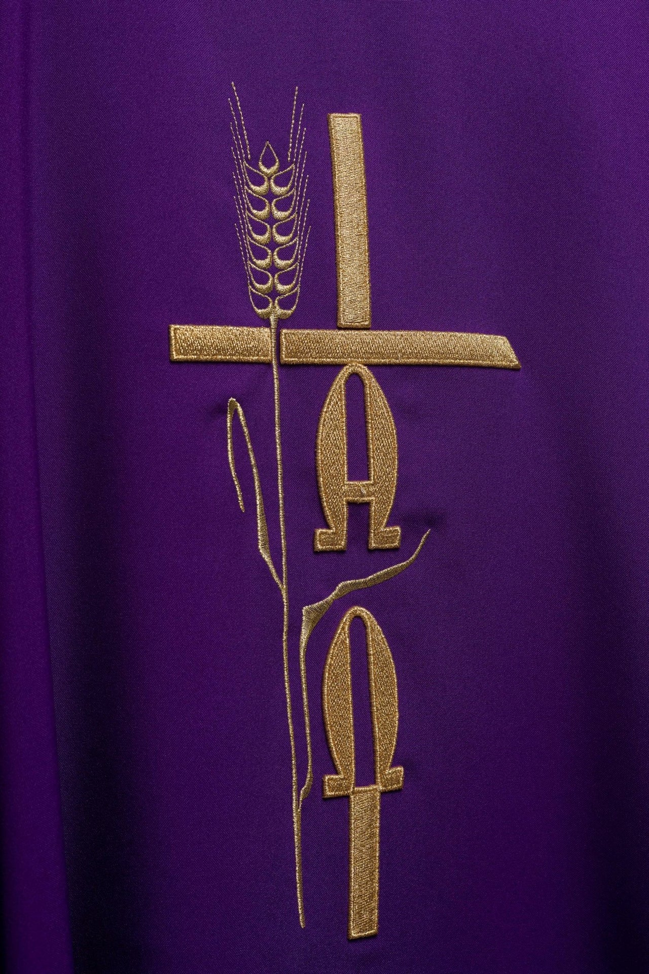 Fioletowy ornat z haftem Alfa Omega