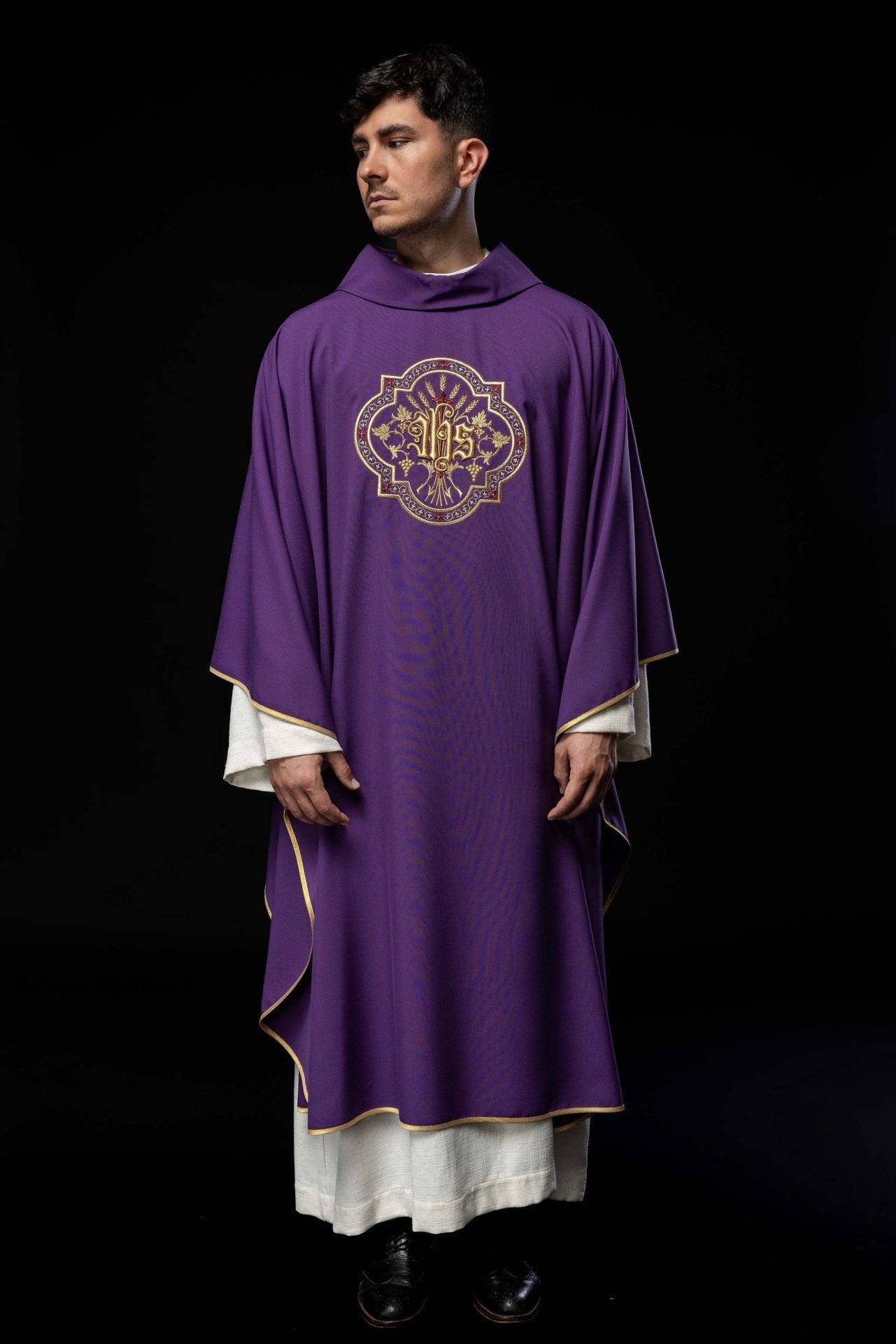 Fioletowy ornat z haftem IHS i PAX