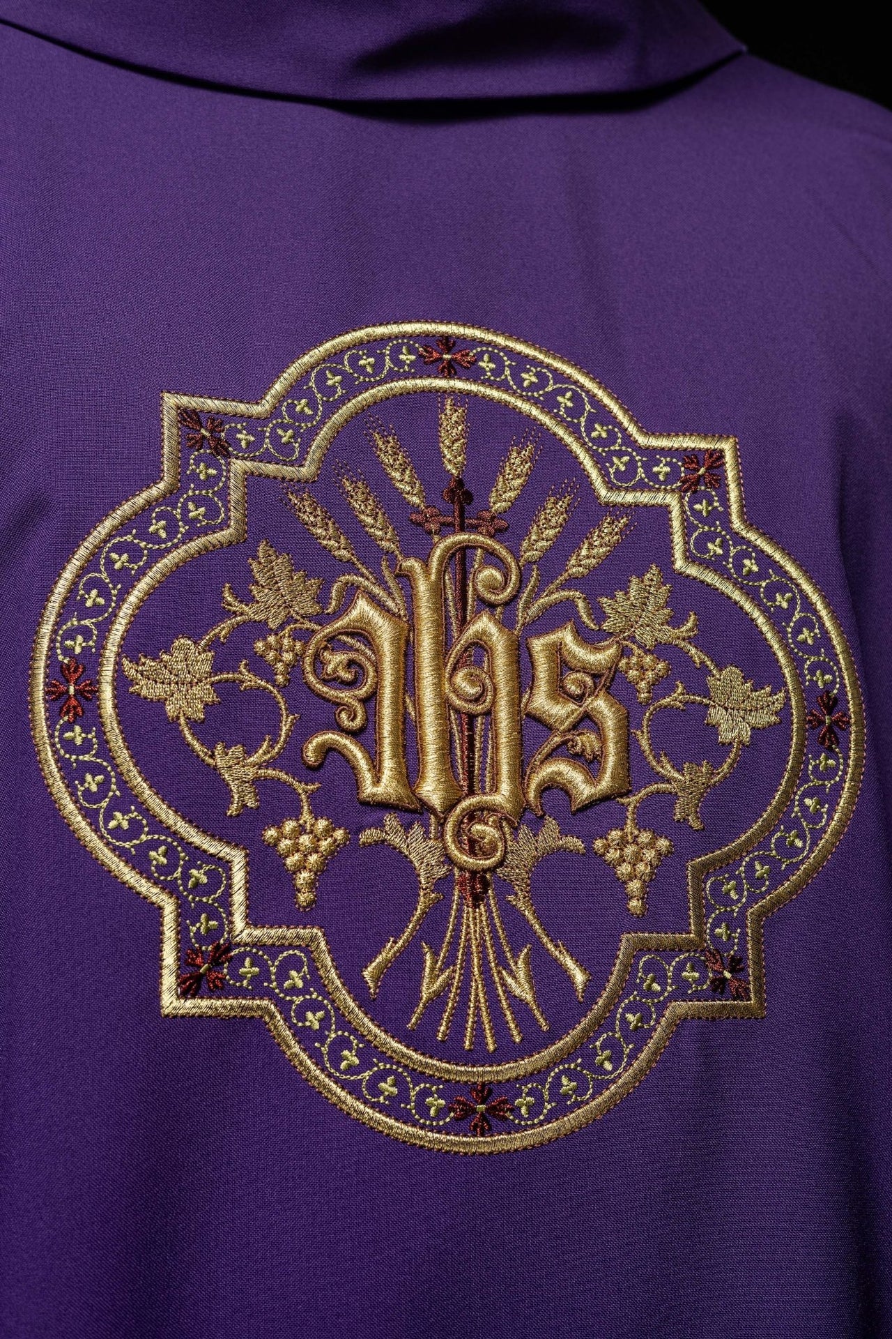 Fioletowy ornat z haftem IHS i PAX