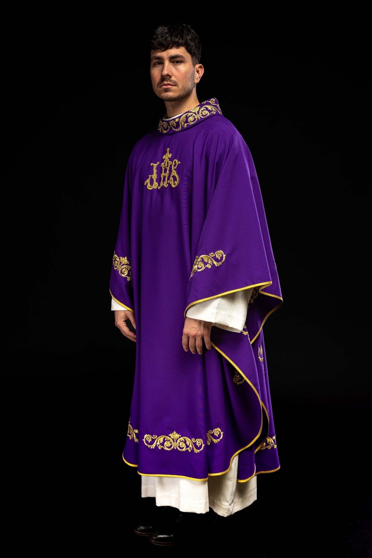 Fioletowy ornat ze złotym haftem IHS i ozdobnym wykończeniem