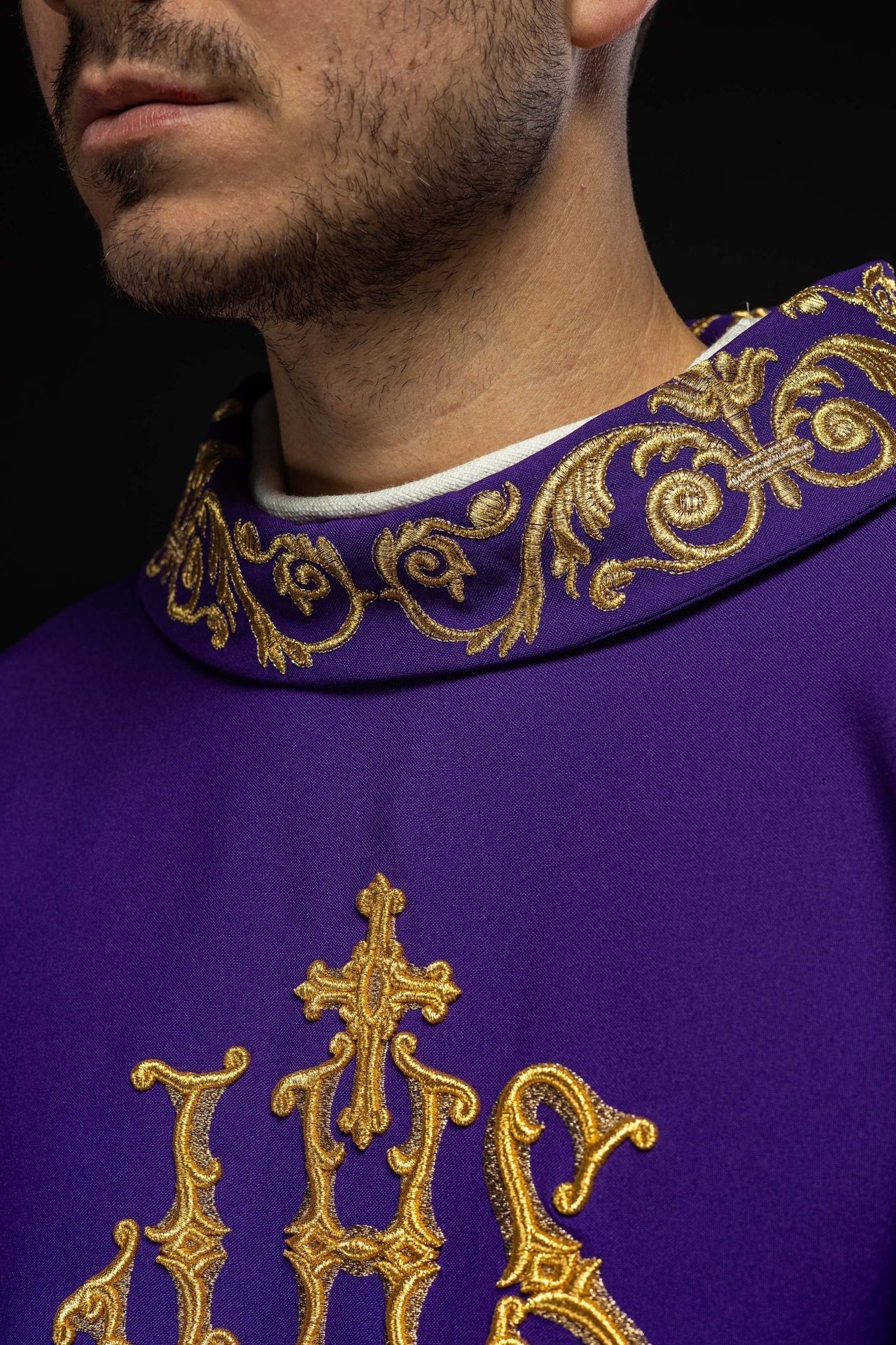 Fioletowy ornat ze złotym haftem IHS i ozdobnym wykończeniem