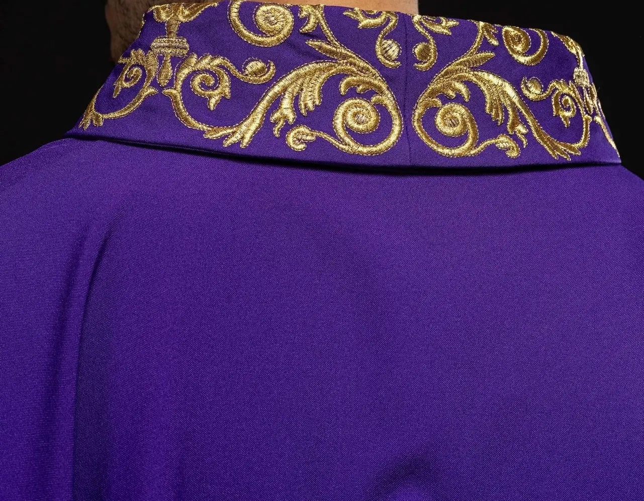 Casulla púrpura con bordado dorado IHS y adorno decorativo