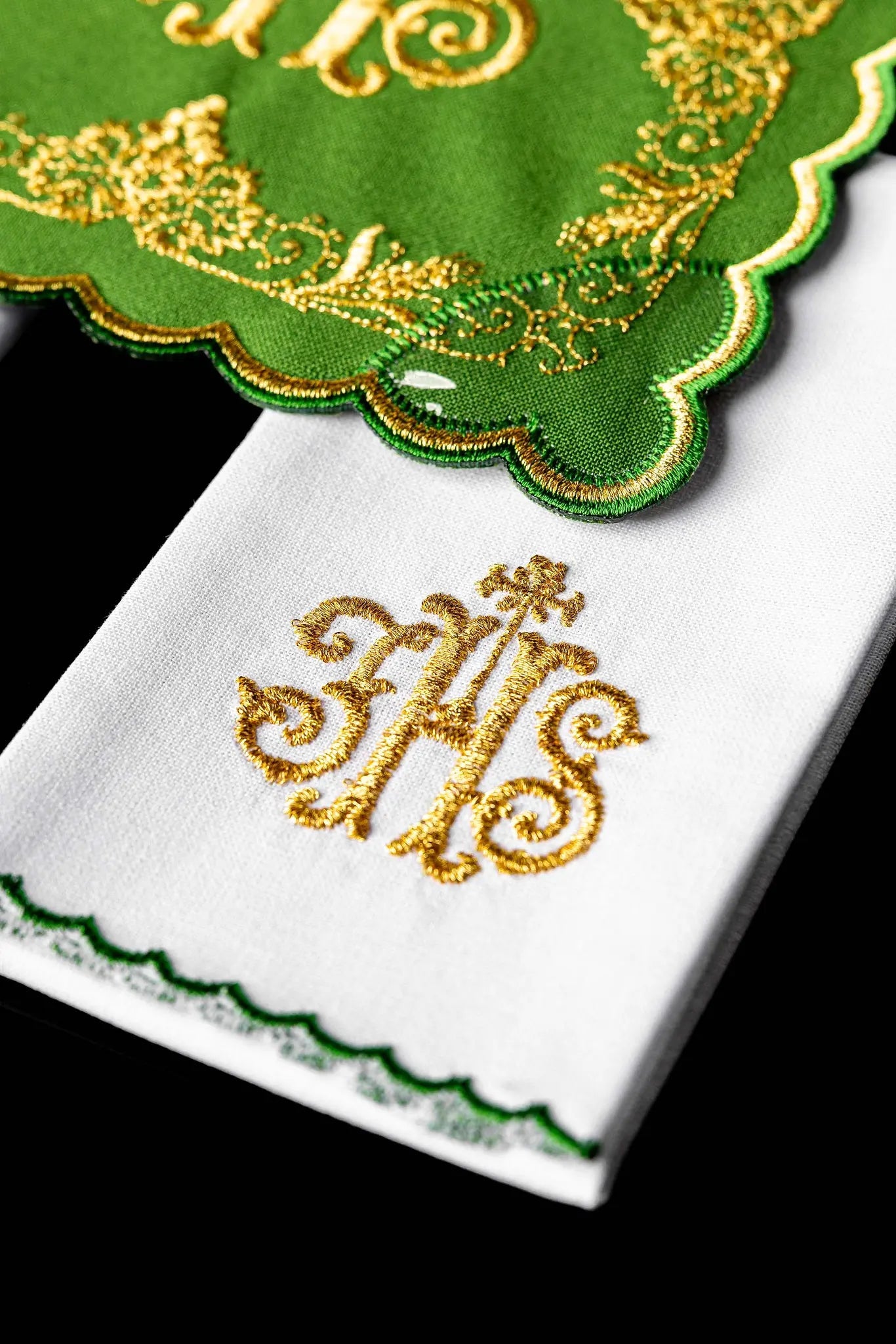 Green chalice linen set with IHS embroidery - HAFTINA ATELIER