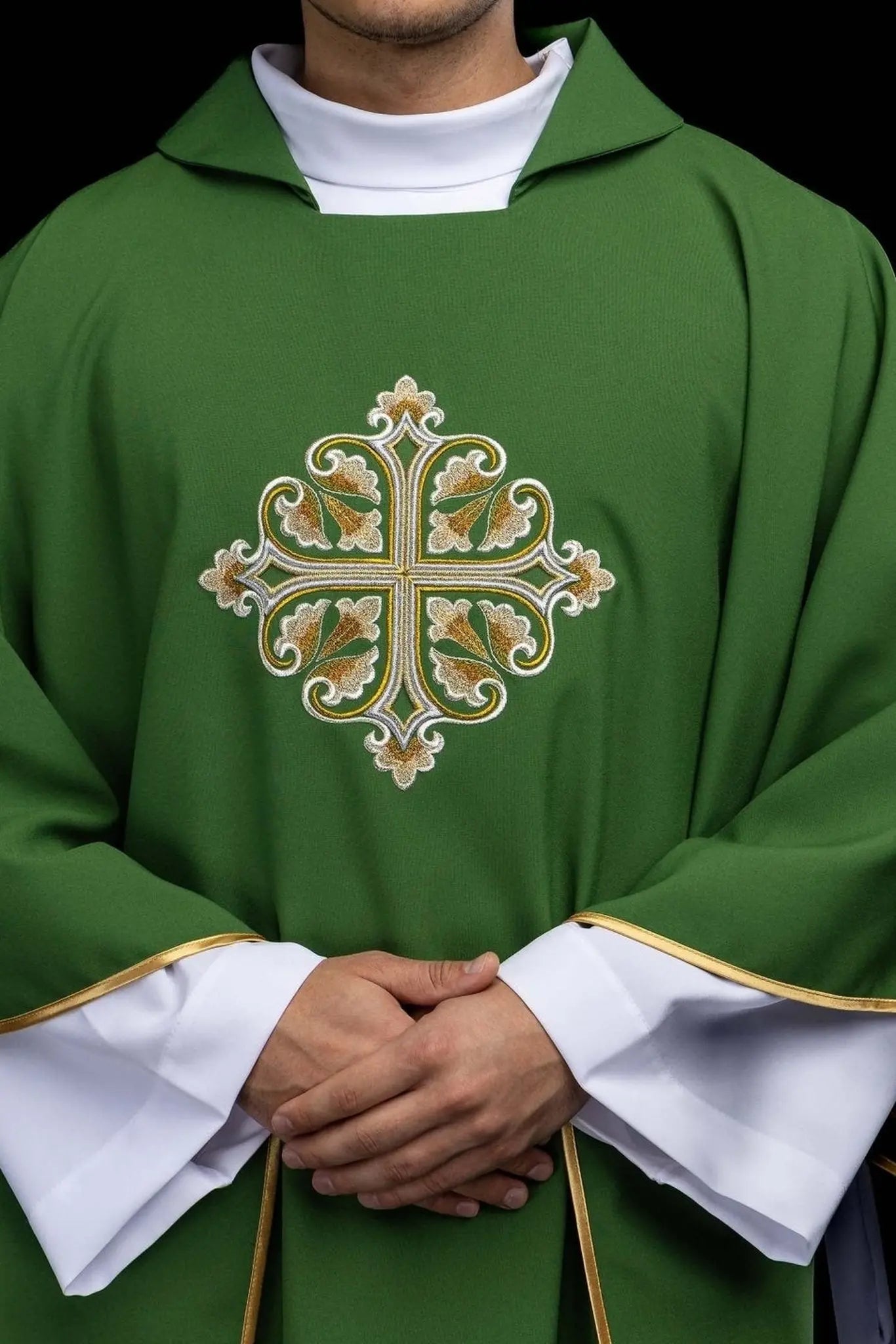 Green Embroidered Chasuble with Ornamental Cross and Wide Collar - HAFTINA ATELIER