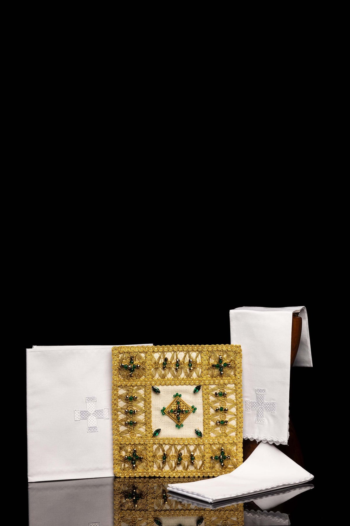 Blanco juego de altar con palia decorada con piedras naturales, conjunto completo visto de frente