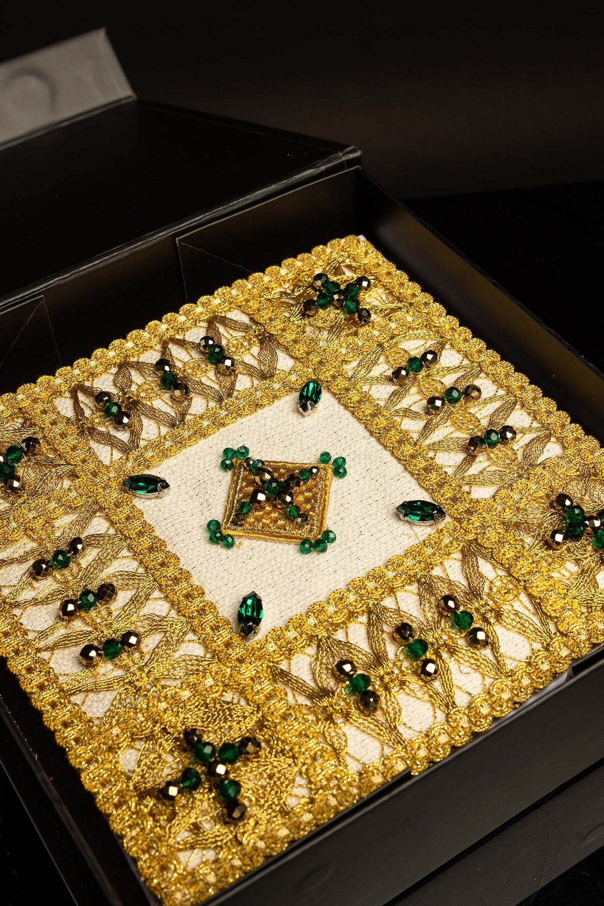 Blanco juego de altar con palia decorada con piedras naturales, palia presentada en su estuche