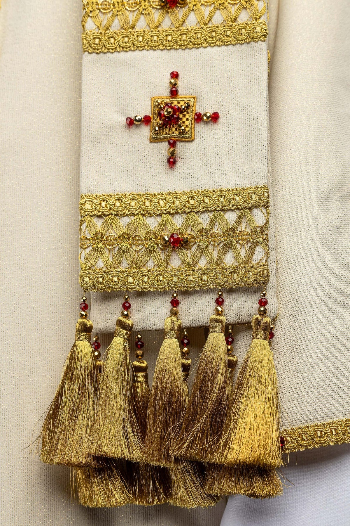 Marfil casulla con borla dorada, cruz y bordado, detalle de la manga