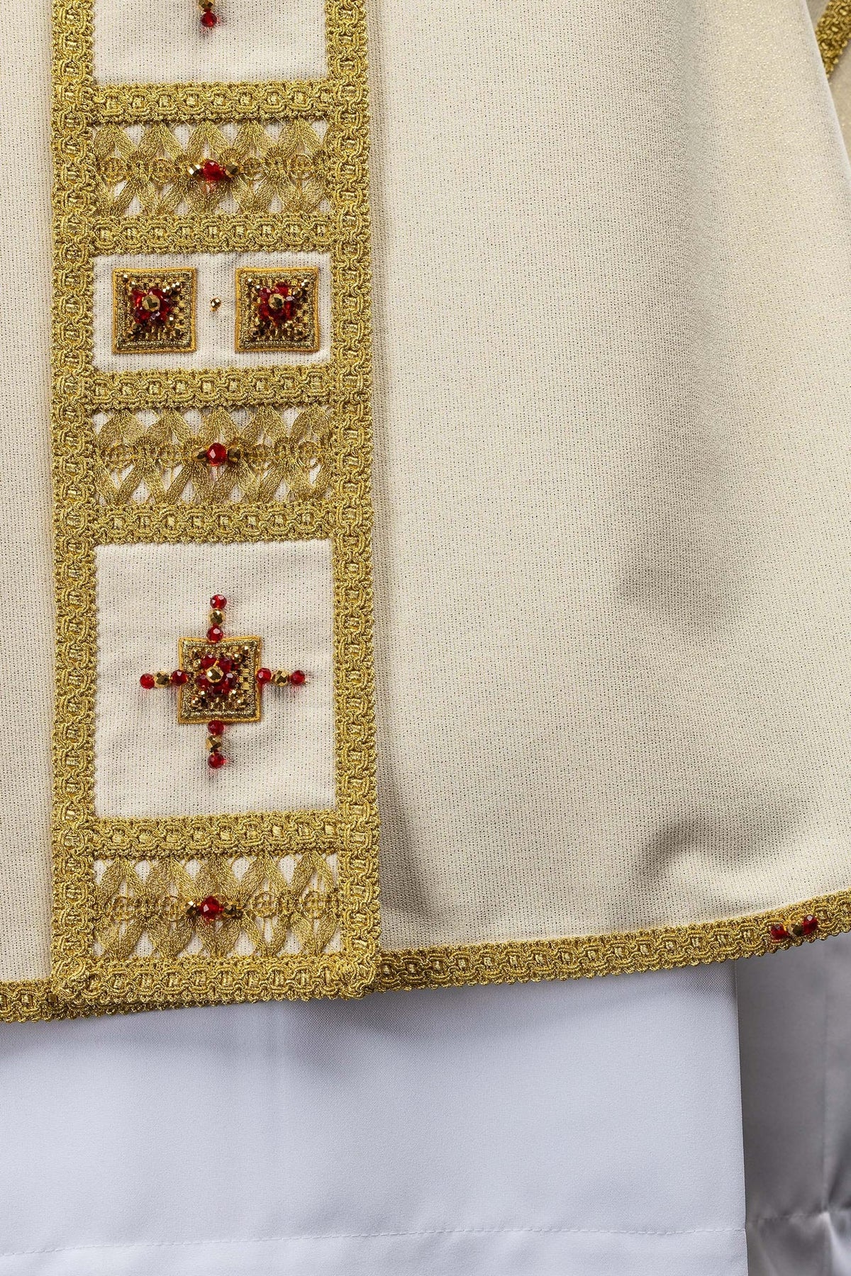 Marfil casulla con bordado dorado y cruz, detalle de la manga