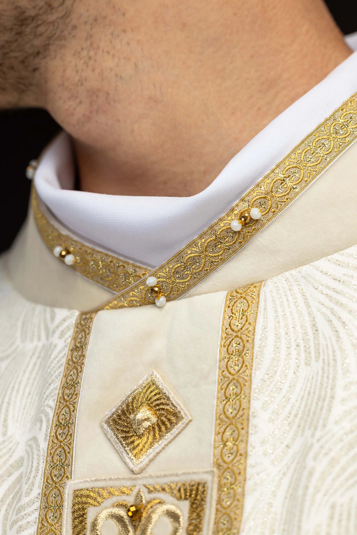 Marfil casulla con cruz y galón central, detalle del cuello
