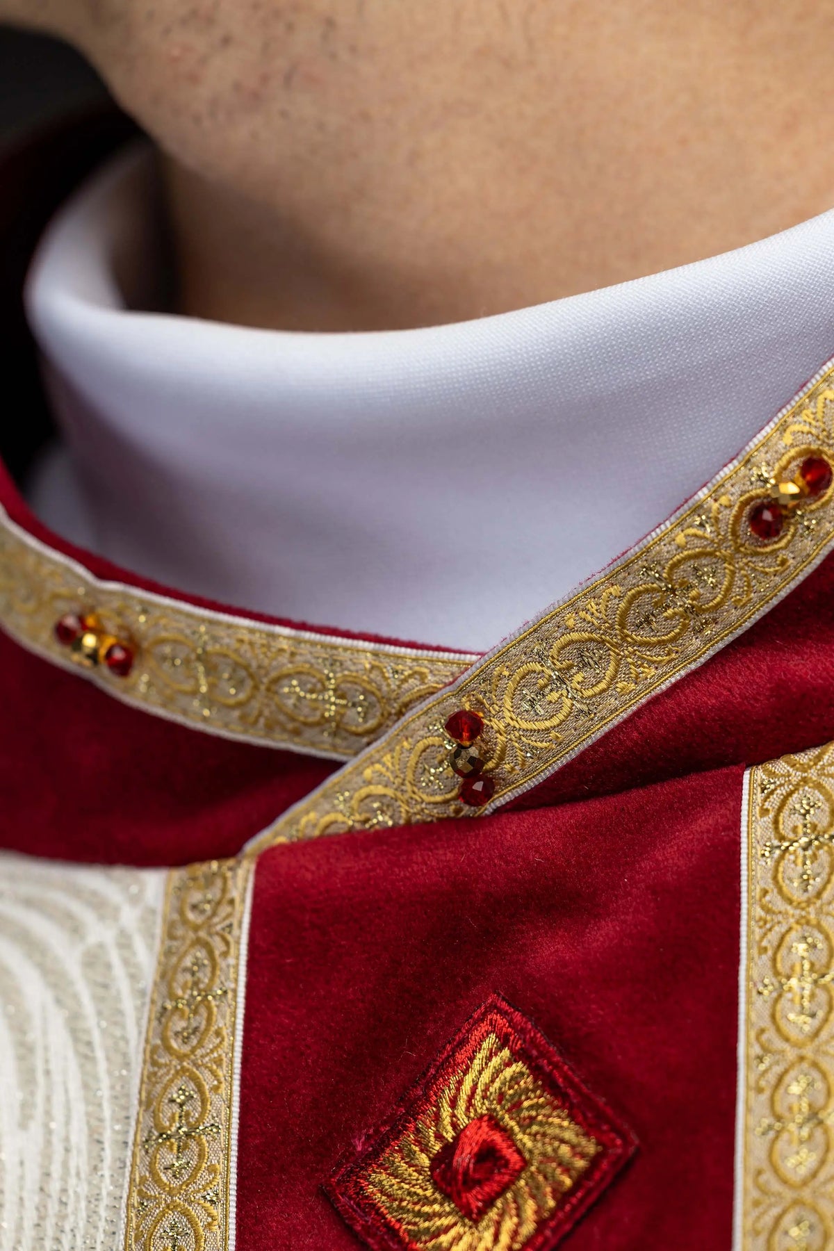 Marfil casulla con cruz bordada, detalle del galón dorado