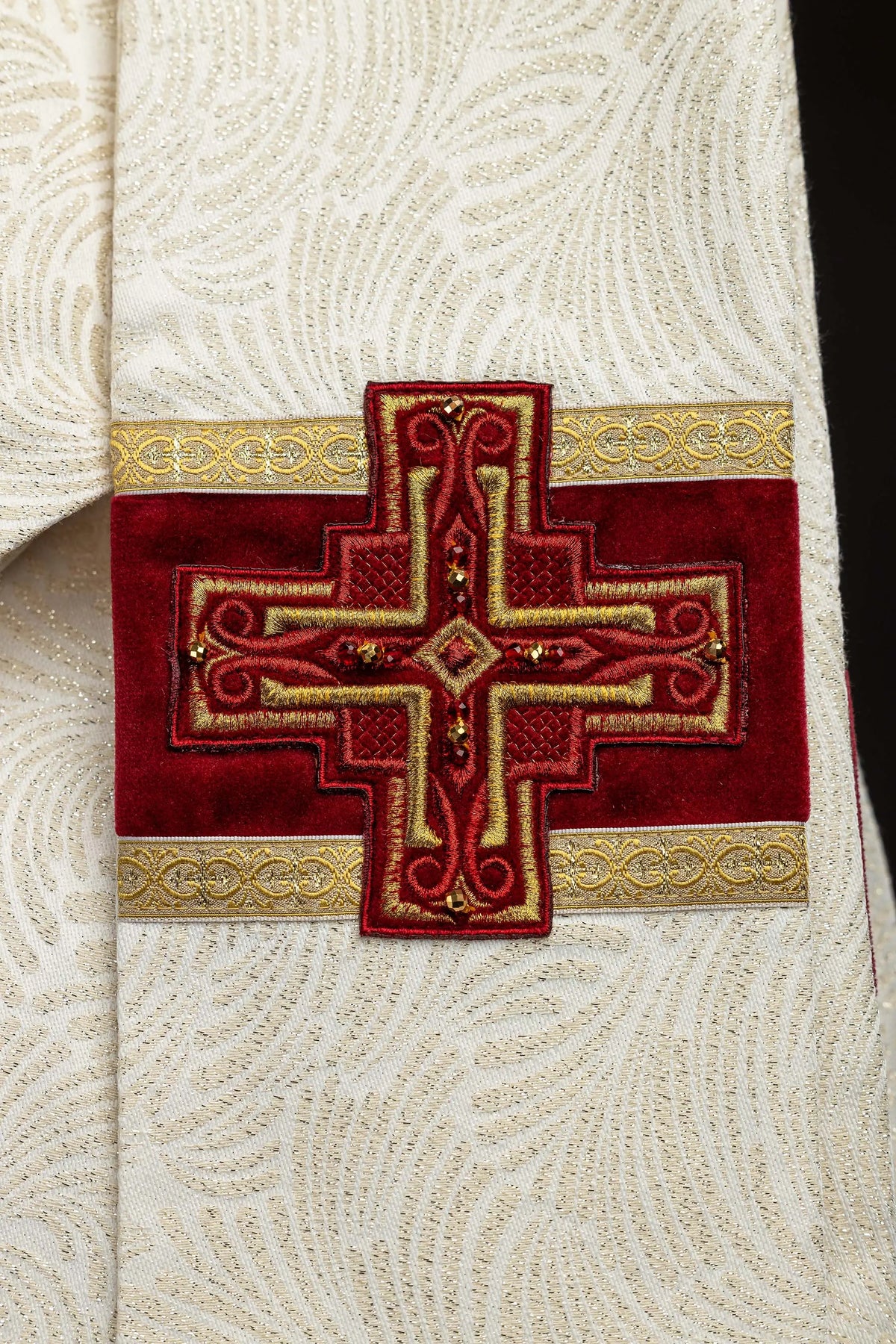 Marfil casulla para Pascua con cruz bordada y piedras naturales, detalle frontal
