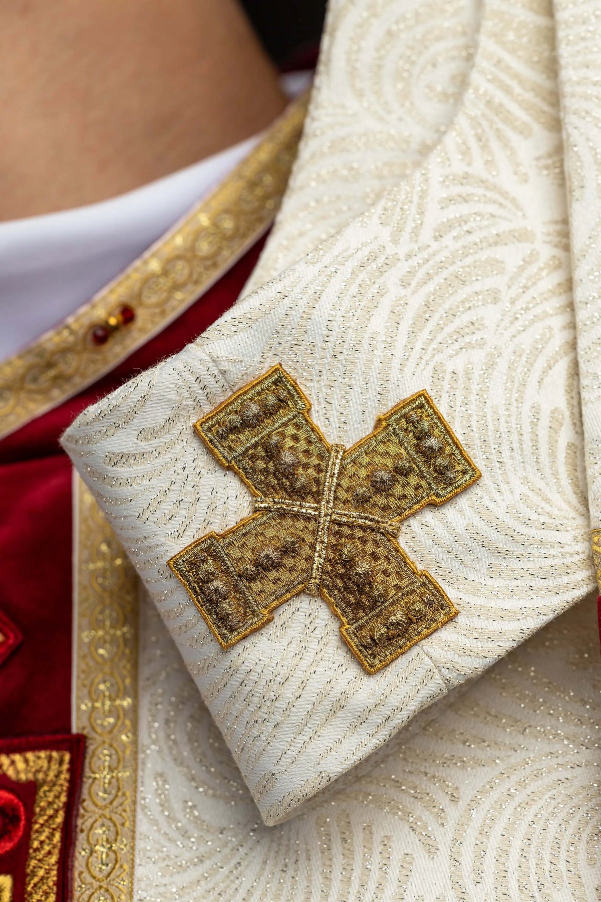 Marfil casulla para Pascua con cruz bordada y piedras naturales, detalle de la manga