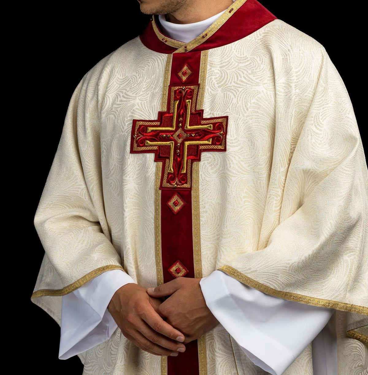 Marfil casulla para Pascua con cruz bordada y piedras naturales, vista frontal vestida