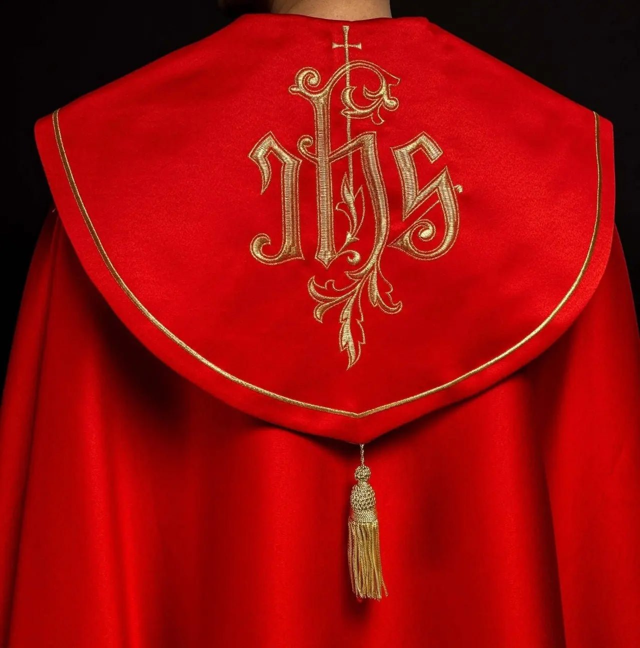 Capa eucarística con monograma IHS roja