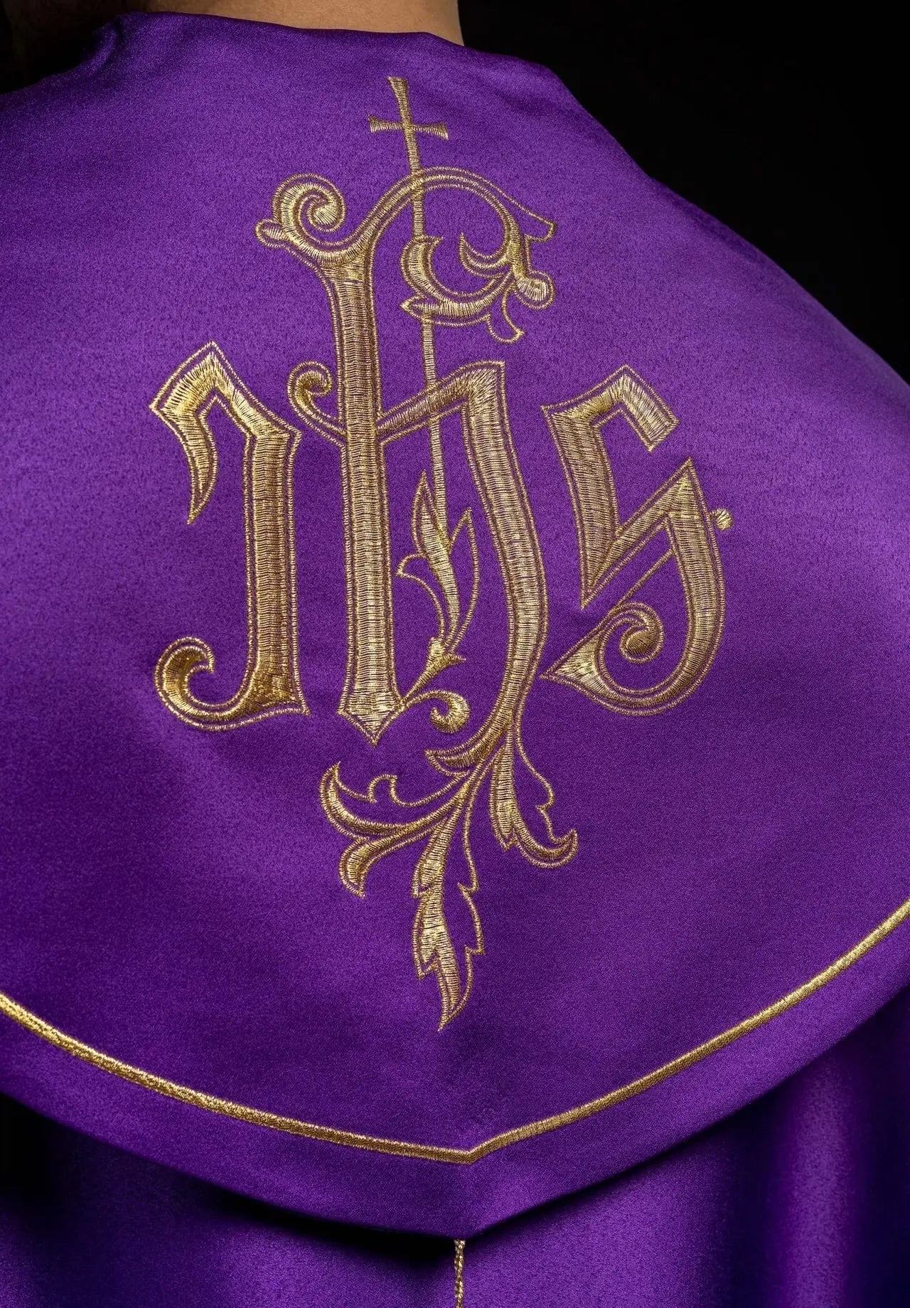 Capa eucarística monograma IHS púrpura