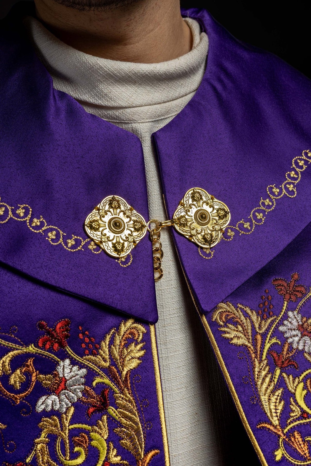 Kapa eucharystyczna z bogato zdobionym monogramem w kolorze fioletowym