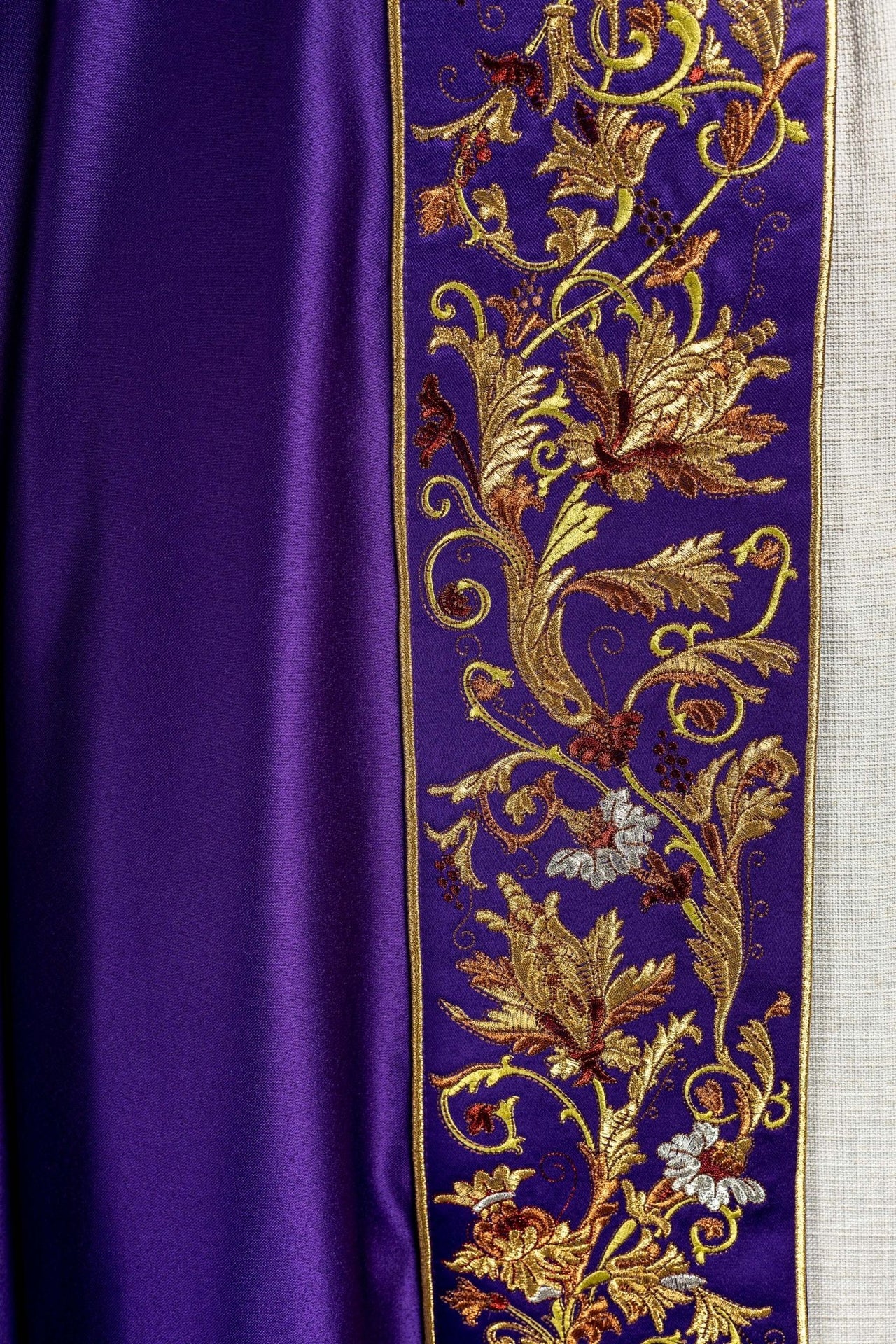 Kapa eucharystyczna z bogato zdobionym monogramem w kolorze fioletowym