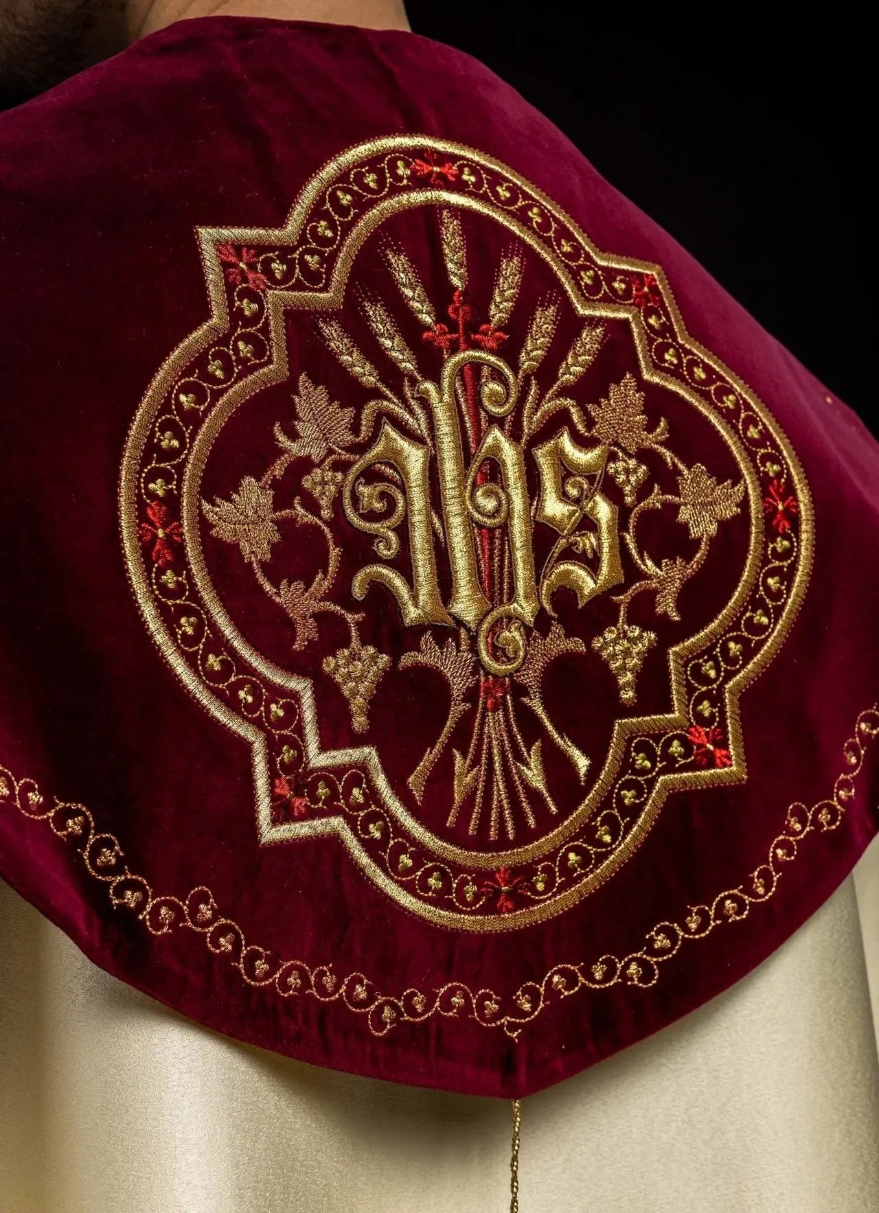 Embroidered cape on velvet IHS ecru