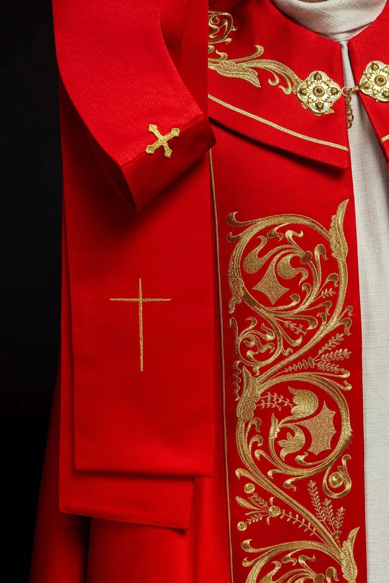 Capa litúrgica ricamente bordada IHS en rojo