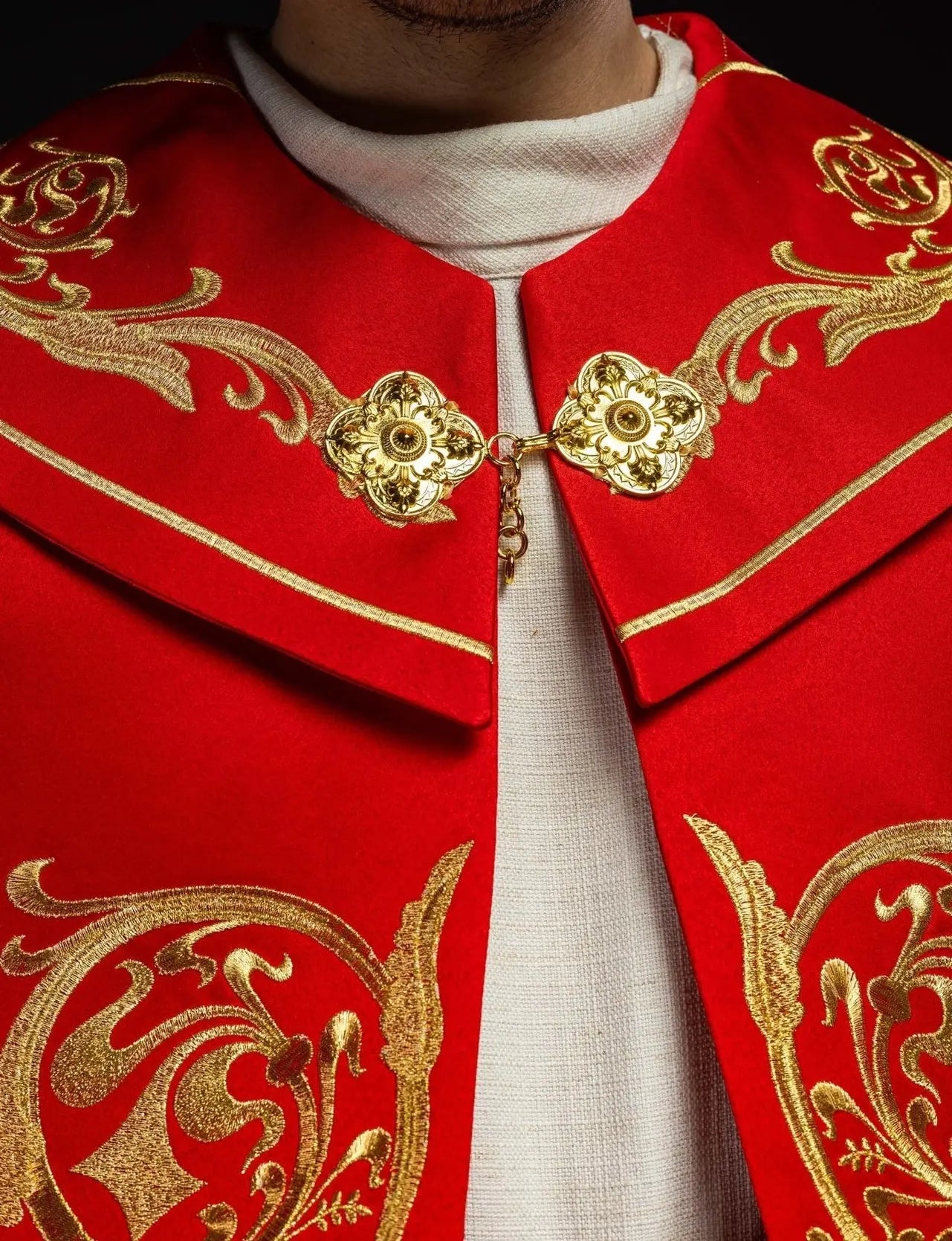 Capa litúrgica ricamente bordada IHS en rojo