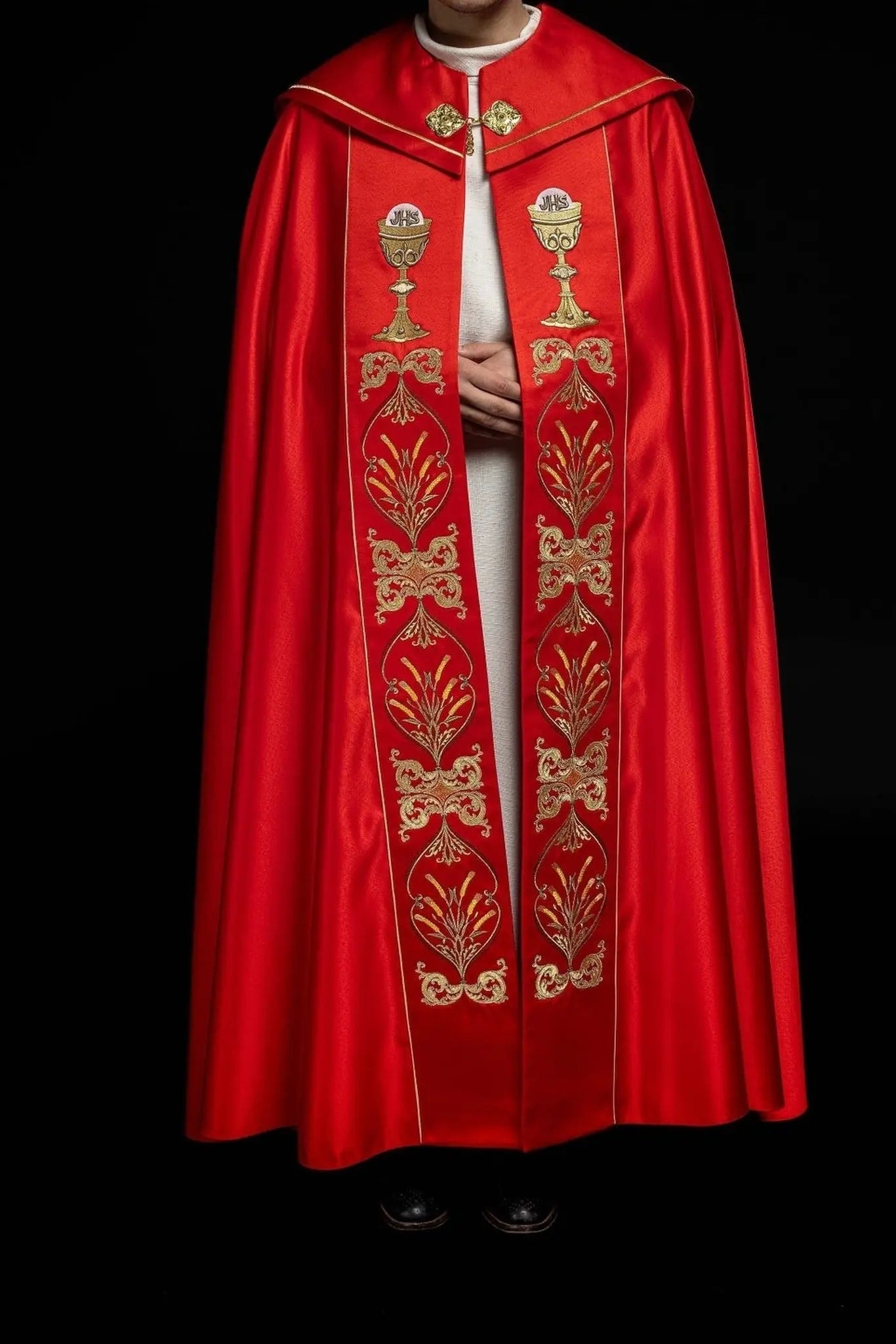 Capilla litúrgica bordada con cáliz e IHS en tono rojo
