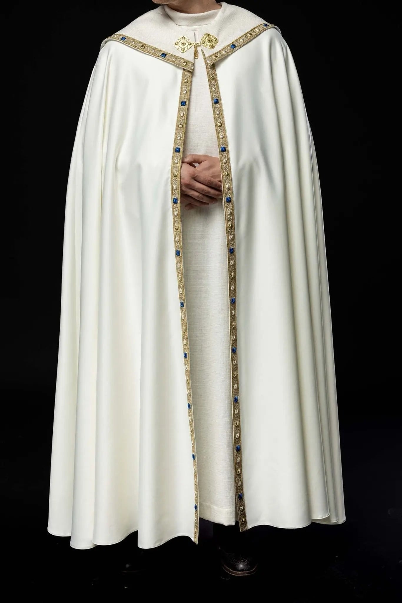 Capa litúrgica con emblema mariano bordado – Ecru