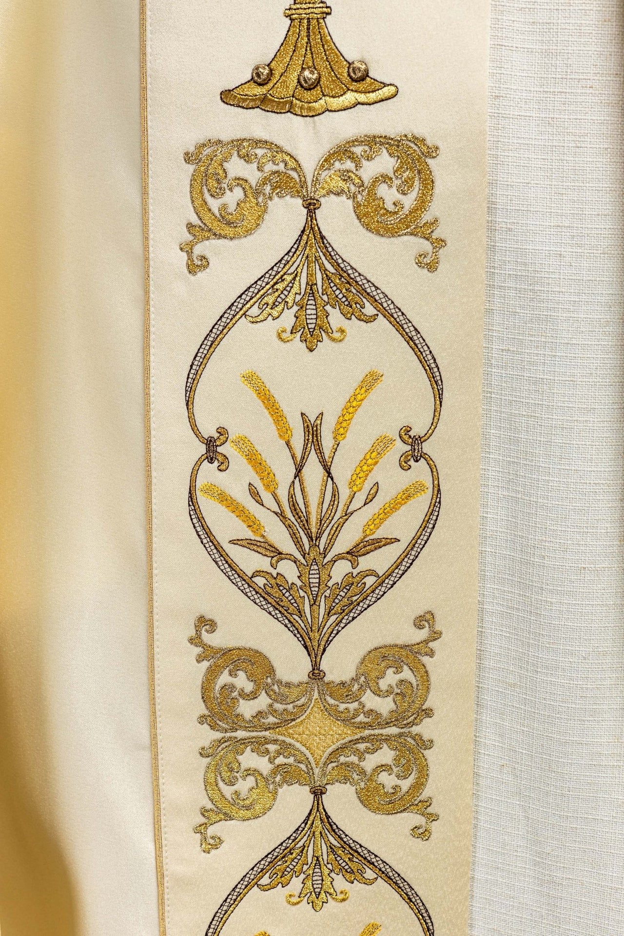 Kapa liturgiczna haftowany kielich i IHS ecru