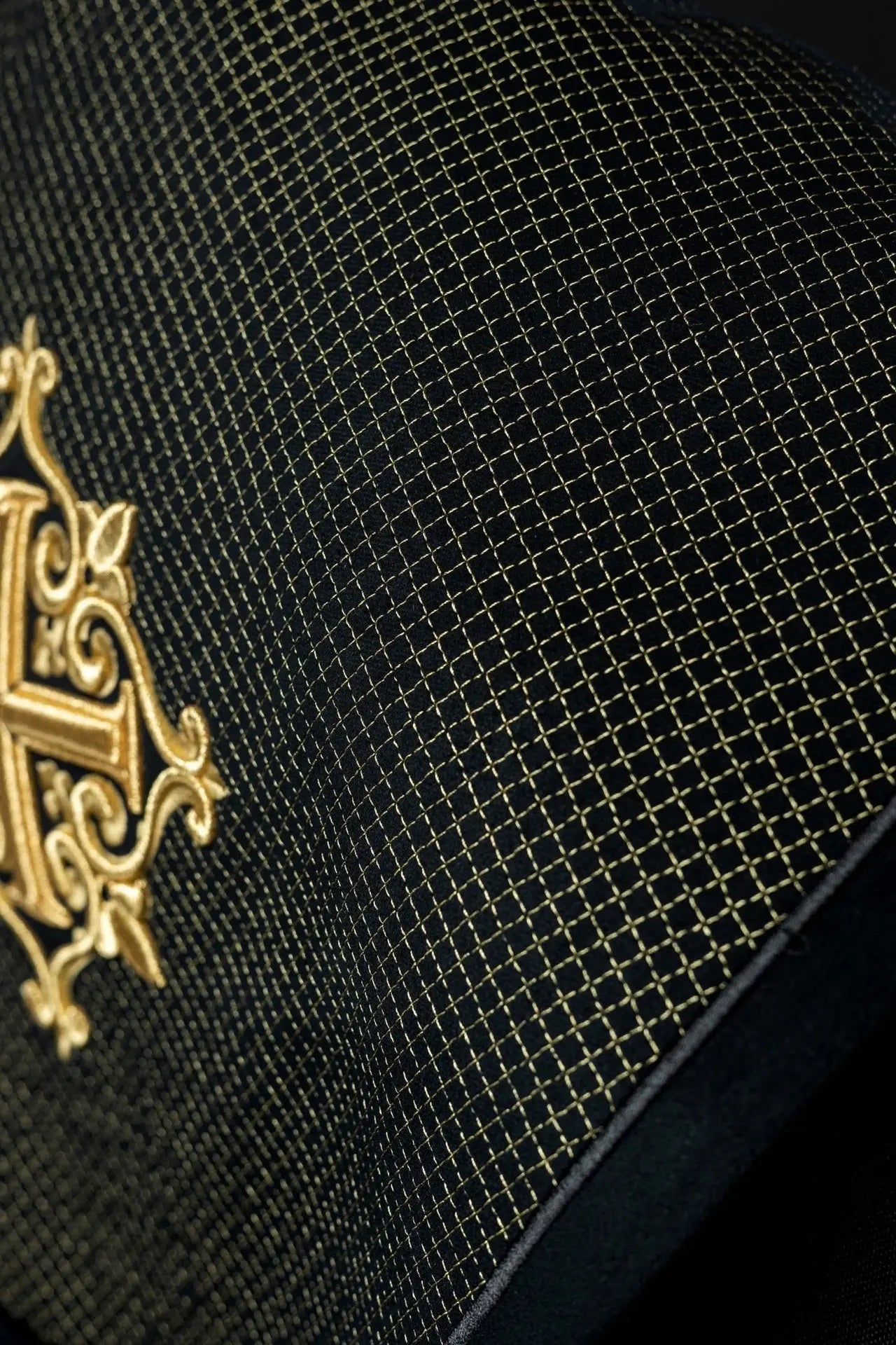 Capa litúrgica con cinturón de terciopelo negro y bordado de cruces