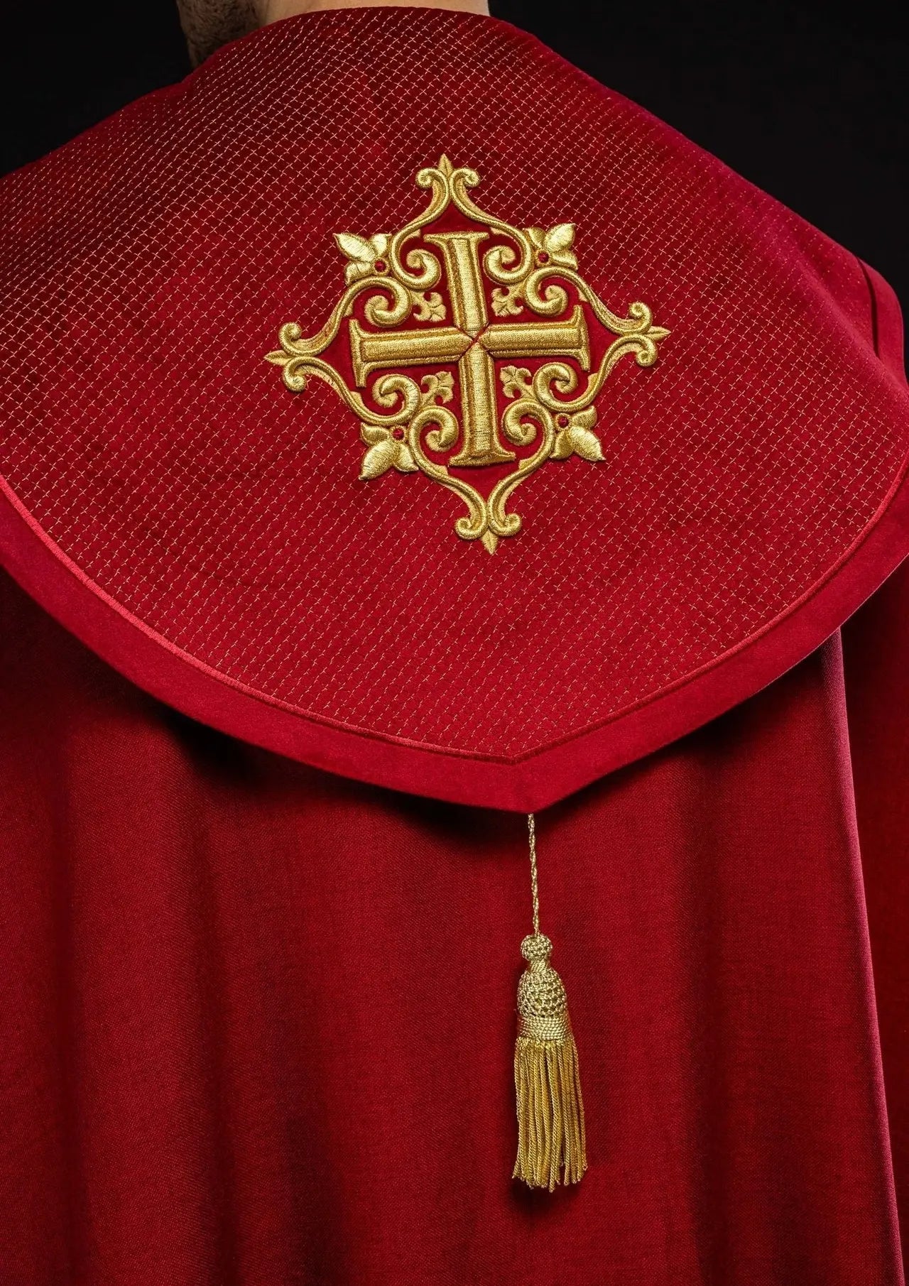 Capa litúrgica con cinturón de terciopelo rojo y bordado de cruces