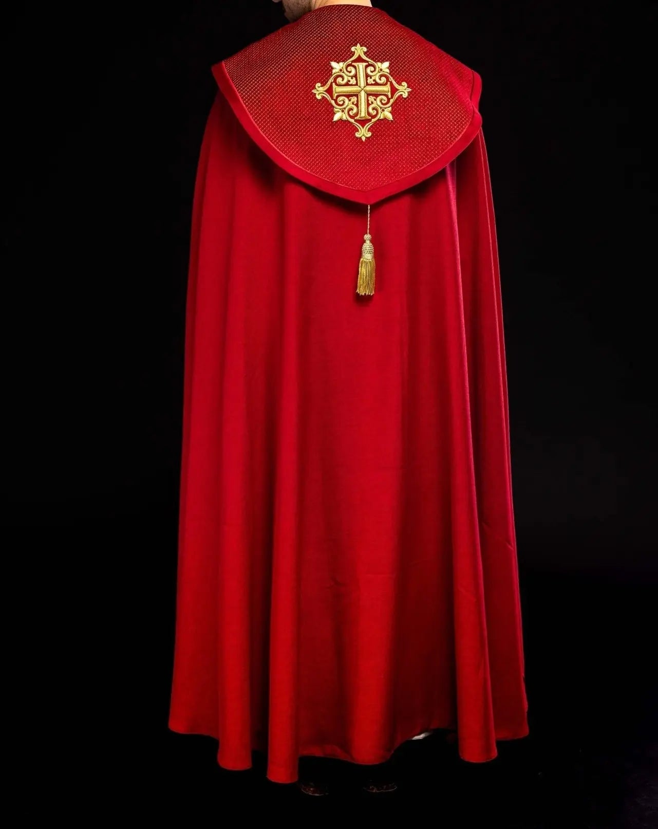 Capa litúrgica con cinturón de terciopelo rojo y bordado de cruces