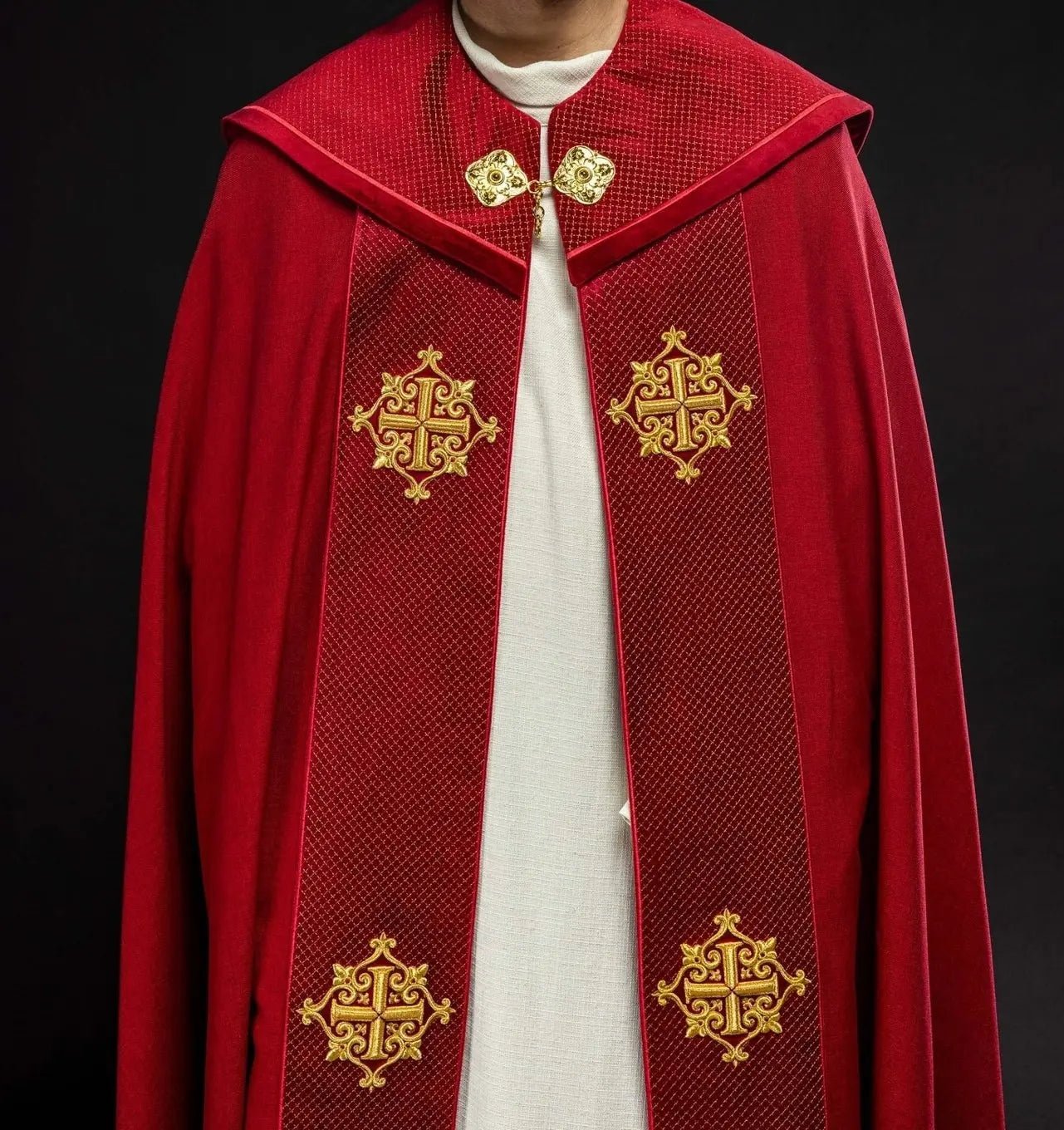 Capa litúrgica con cinturón de terciopelo rojo y bordado de cruces