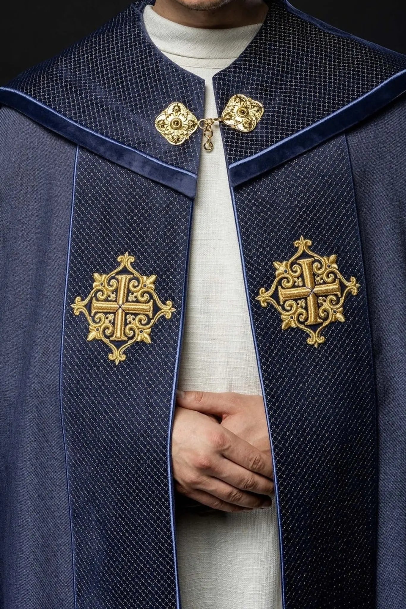 Capa litúrgica con cinturón de terciopelo púrpura y bordado de cruces