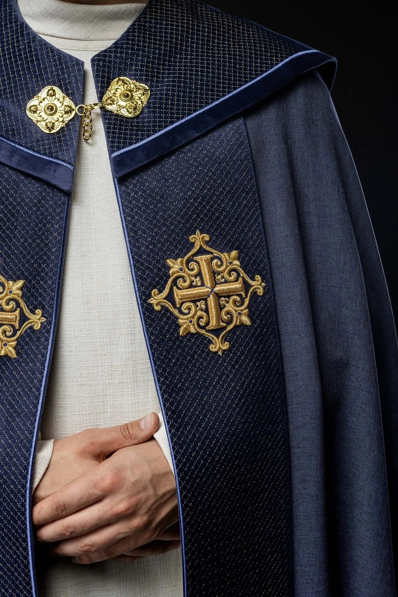 Capa litúrgica con cinturón de terciopelo púrpura y bordado de cruces