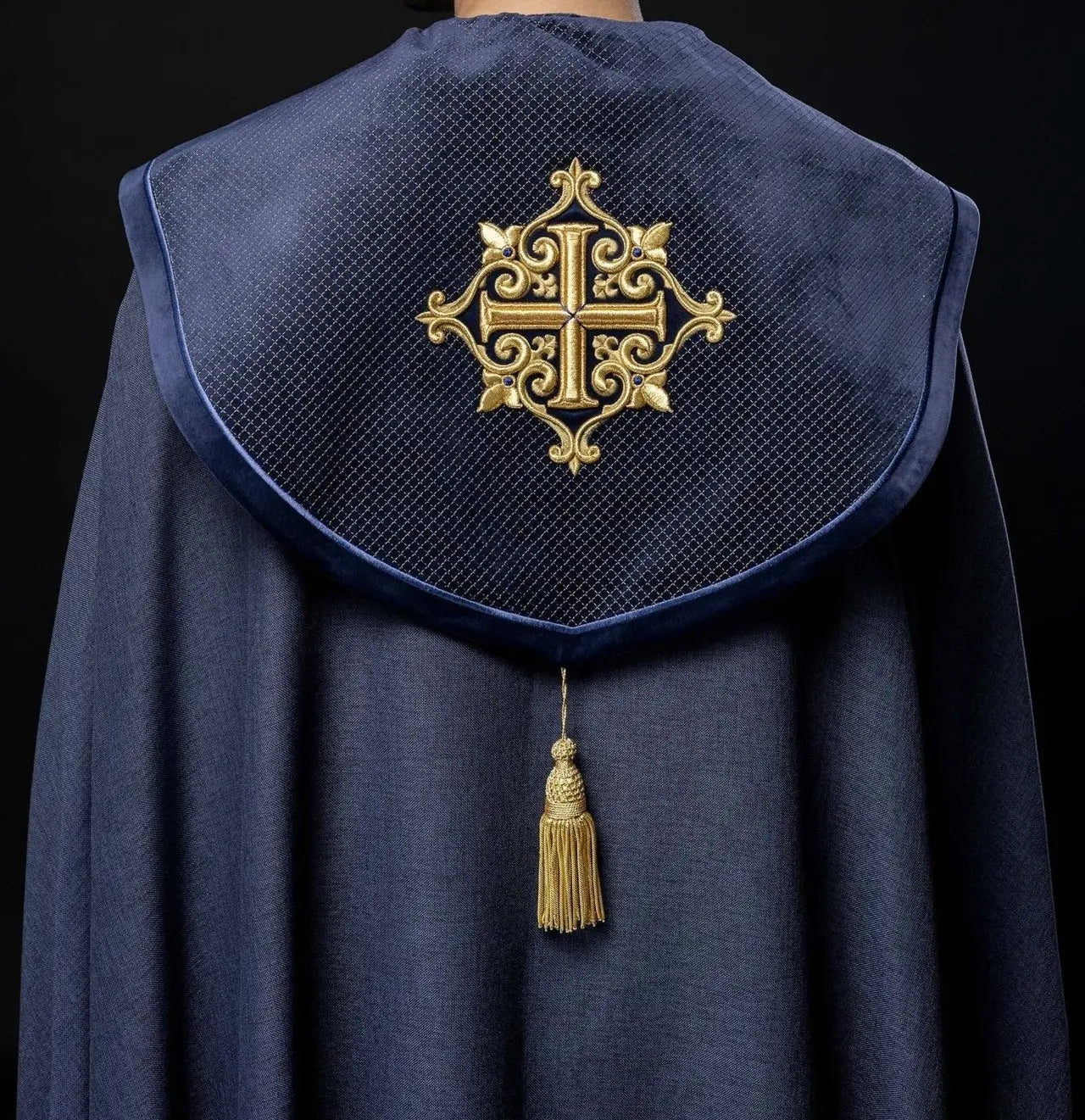 Capa litúrgica con cinturón de terciopelo púrpura y bordado de cruces