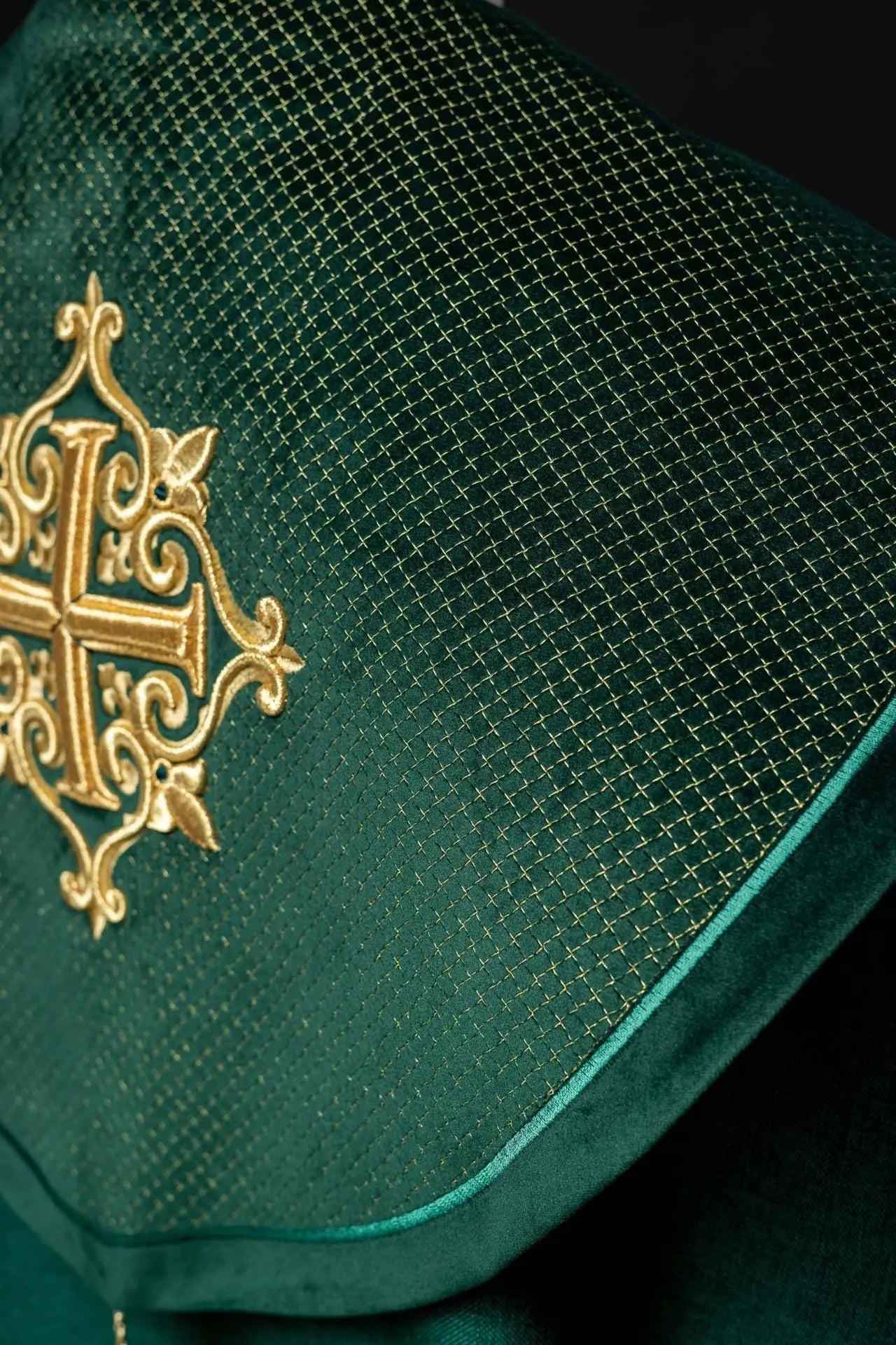 Capa litúrgica con cinturón de terciopelo verde y bordado de cruces