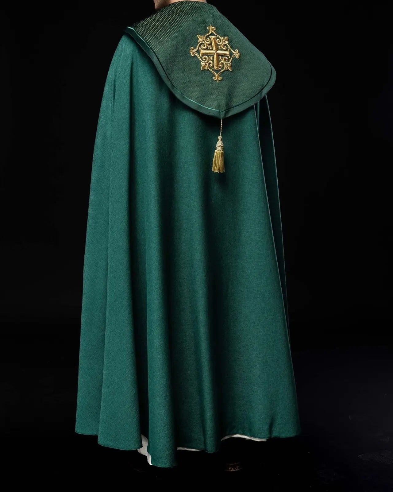 Capa litúrgica con cinturón de terciopelo verde y bordado de cruces